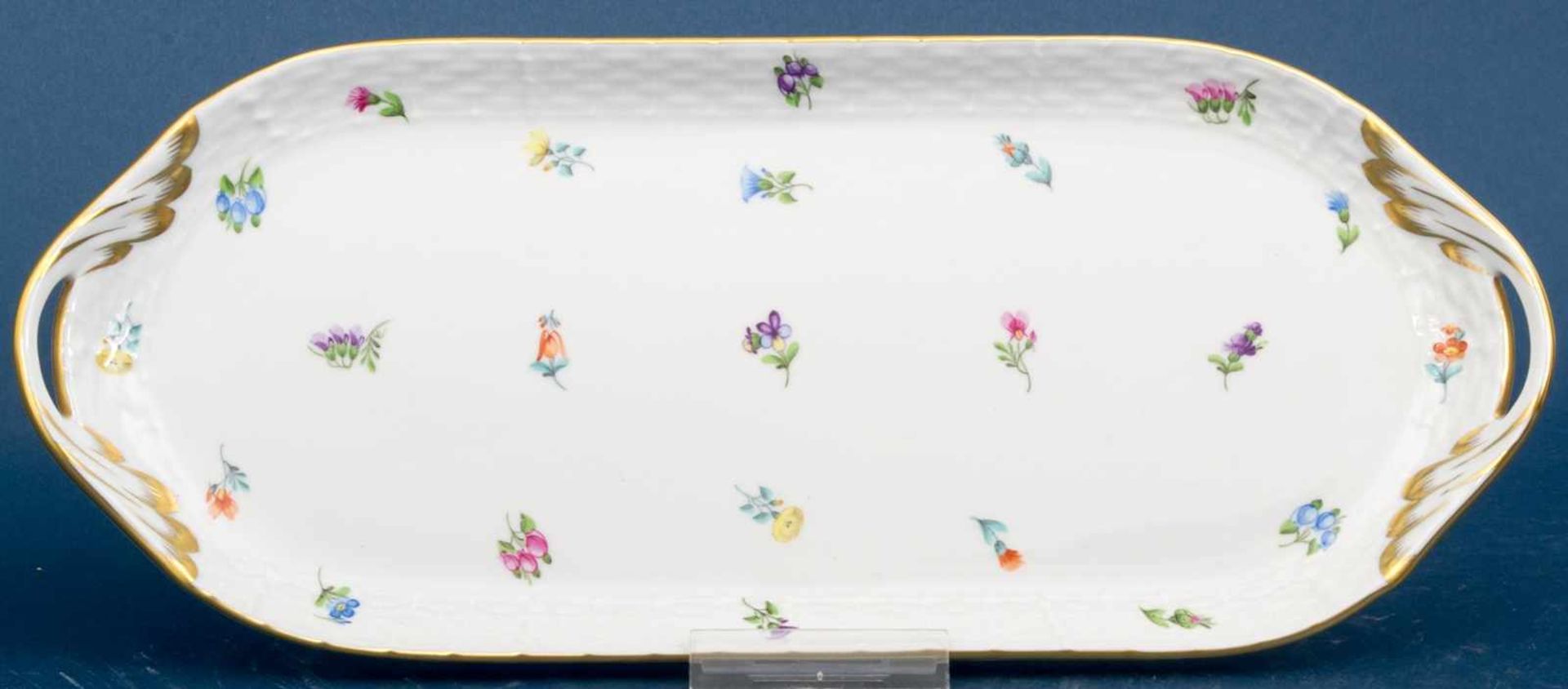 Längliches Kuchentablett, Herend Weißporzellan mit polychromer Blütenmalerei, plastischer