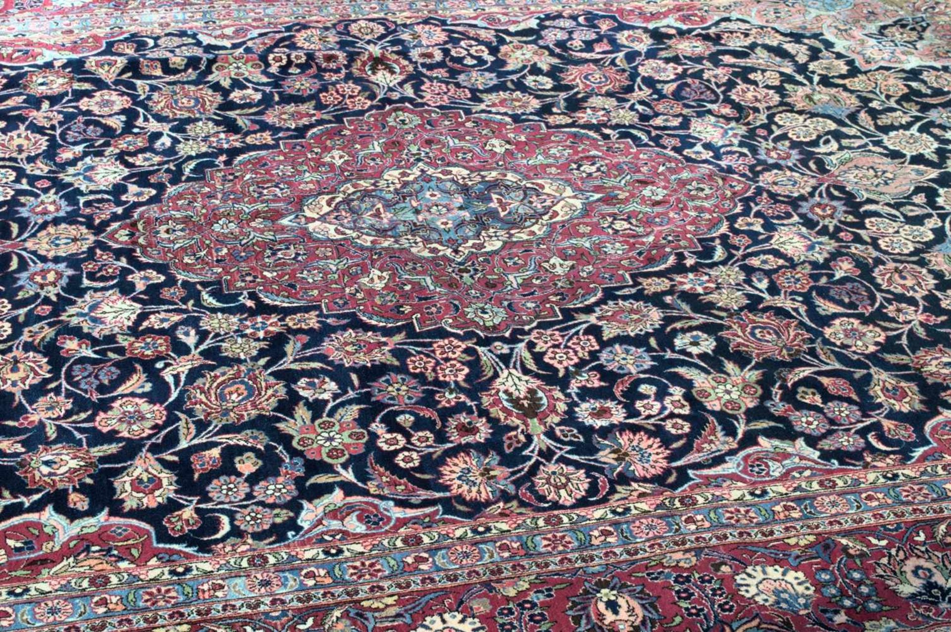 Alter Orientteppich, Keschan?, ca. 387 x 270 cm, Mitte 20. Jhd., teilweise Farbabrushen, insgesamt - Bild 3 aus 13