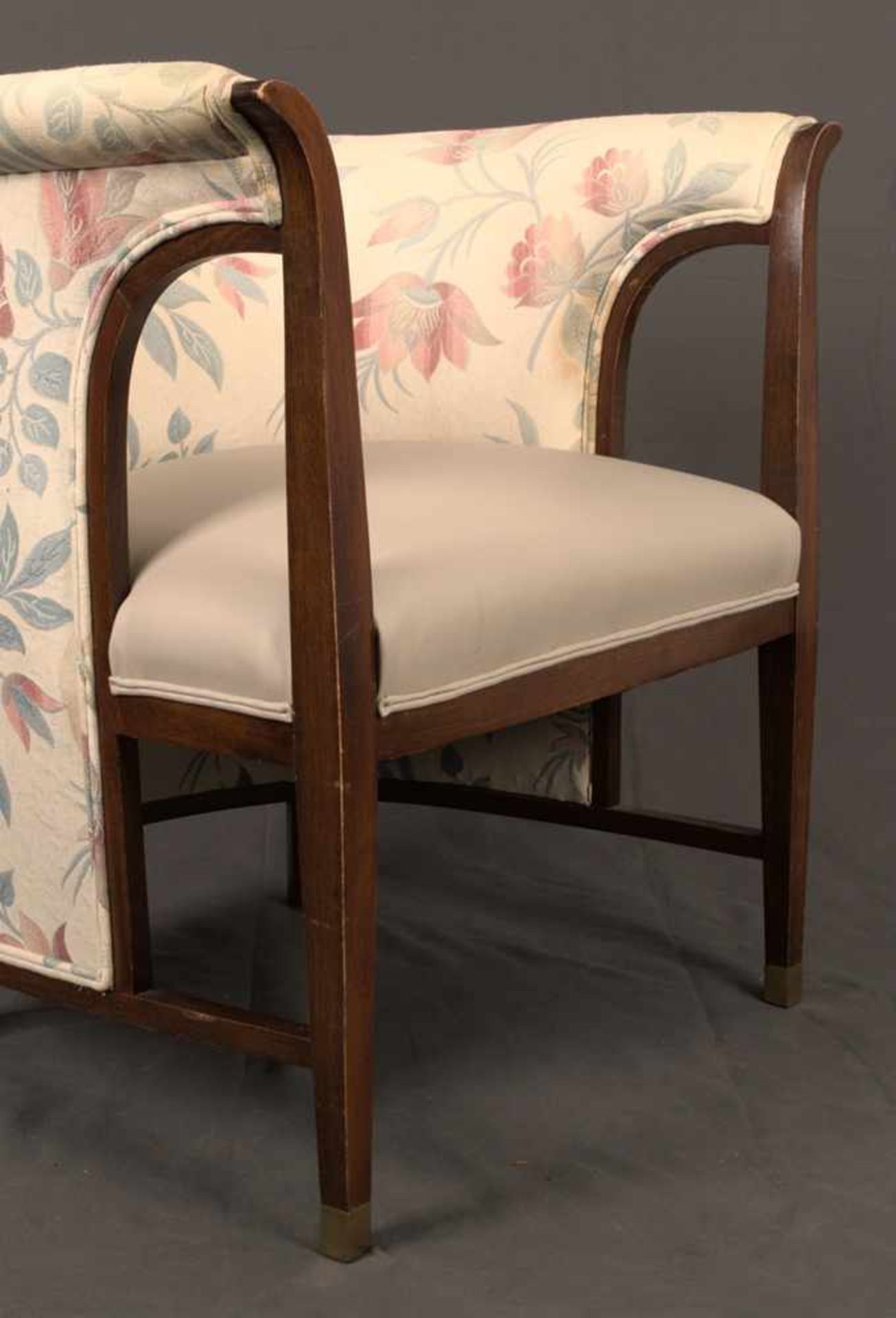 Wiener Polstersessel, hufeisenförmiges, gepolstertes Sesselgestell mit geraden, knatigen Beinen (die - Image 7 of 19