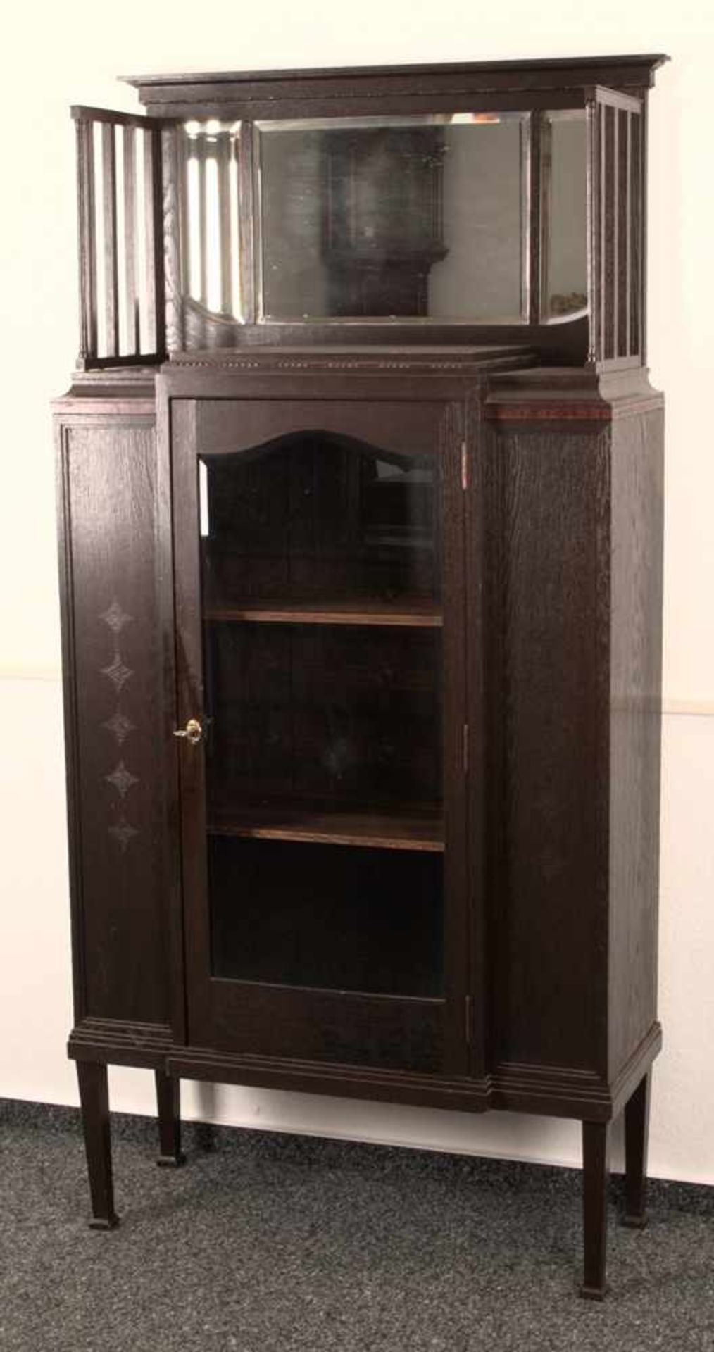 Eleganter Zierschrank/Vertiko mit Spiegelaufsatz. Jugendstil um 1910/20. Eiche massiv & furniert, - Bild 3 aus 16