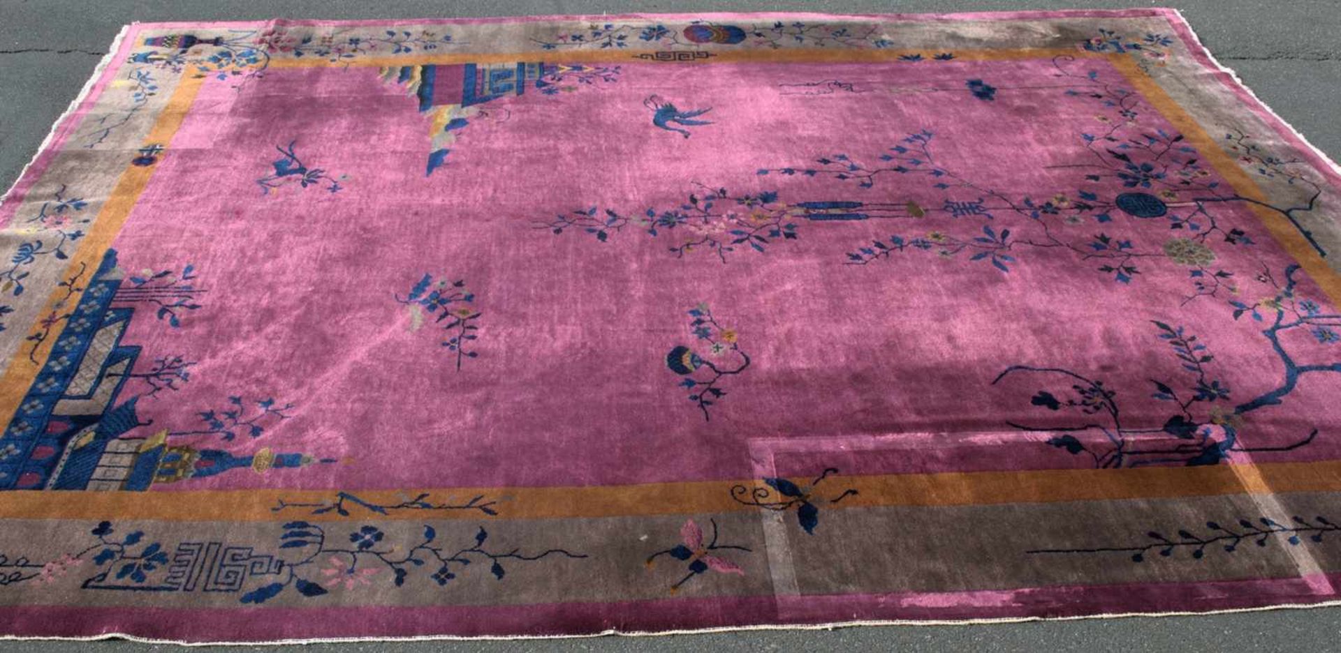 Älterer China-Teppich, ca. 270 x 345 cm, wohl 1. Hälfte 20. Jhd., lilafarbender Teppich mit