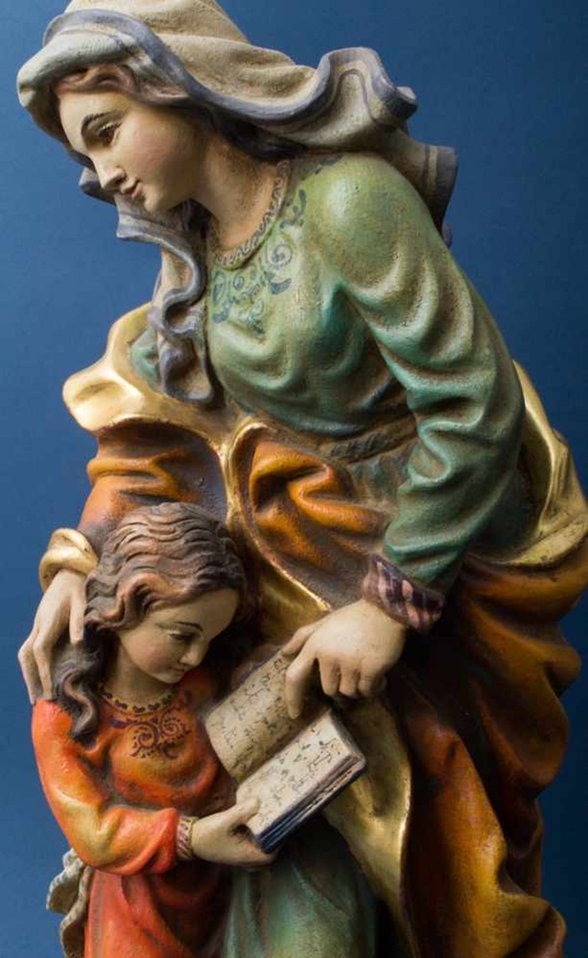 "Mutter u. Kind beim Blick in die Bibel", alpenländische Holzschnitzerei in traditioneller Manier; - Image 2 of 8