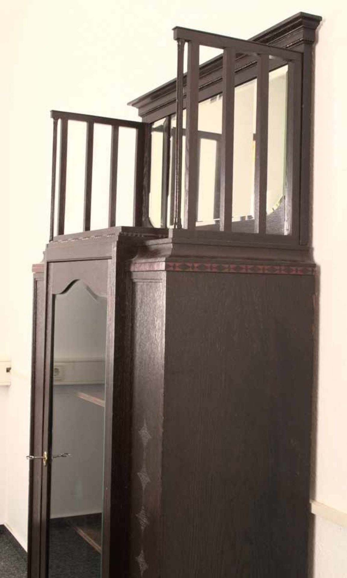 Eleganter Zierschrank/Vertiko mit Spiegelaufsatz. Jugendstil um 1910/20. Eiche massiv & furniert, - Bild 9 aus 16