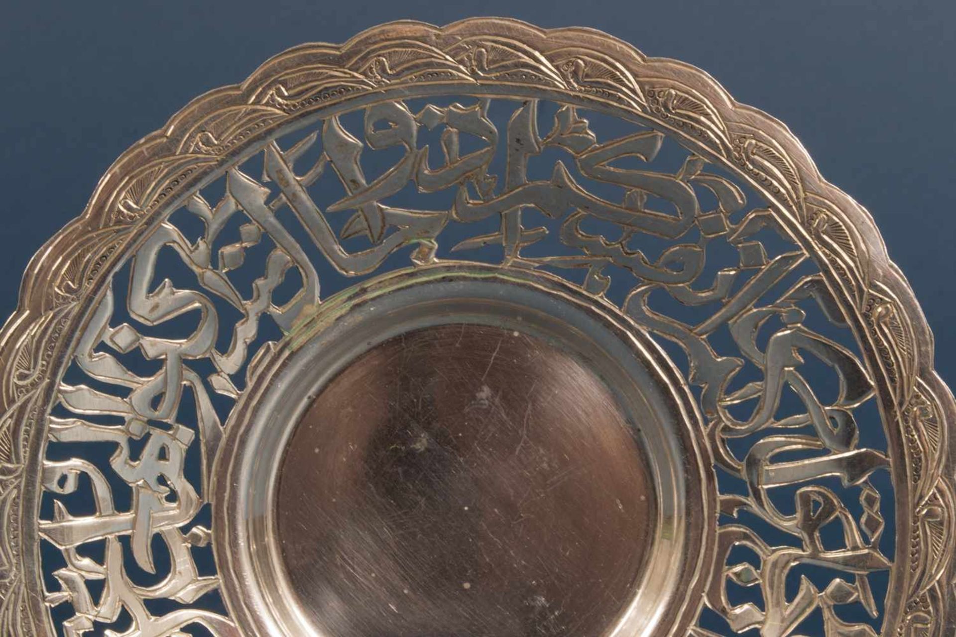 Arabischer/Ägyptischer Silberteller, durchbrochen gearbeiteter Rand mit Spruch/Zitat, Durchmesser - Bild 3 aus 7