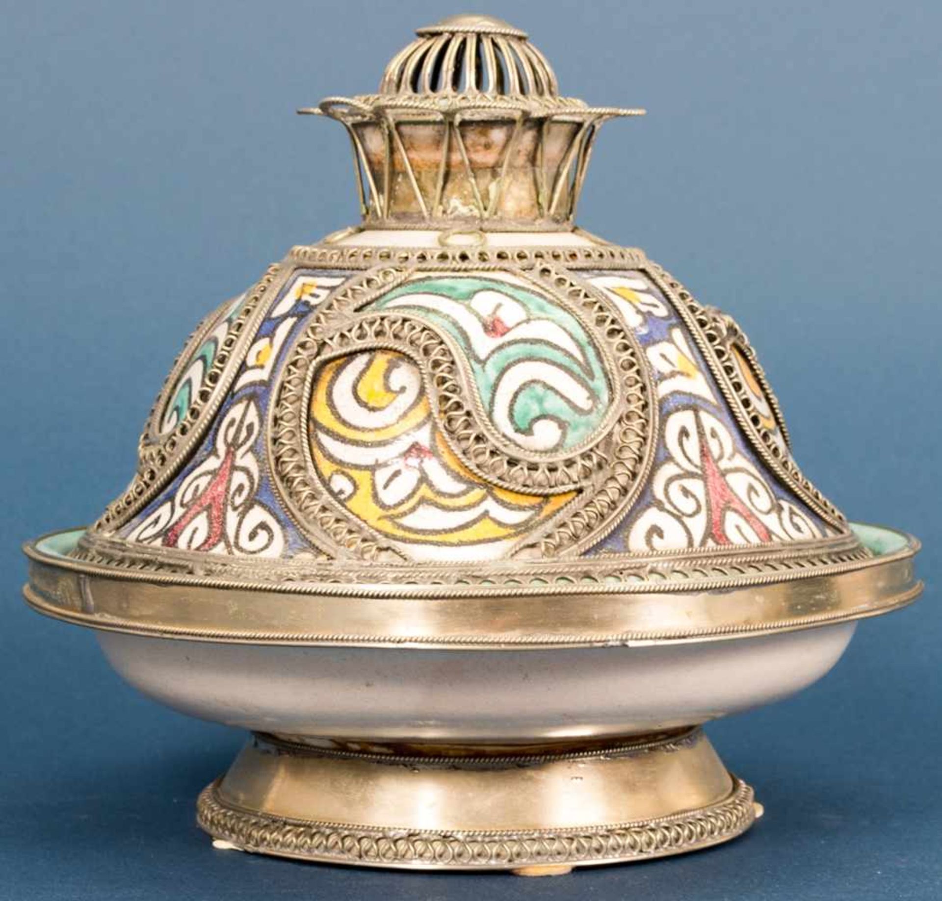 Orientalisches Deckelgefäß, polychrom staffierte, glasierte Keramik mit aufwändig gestaltetem,