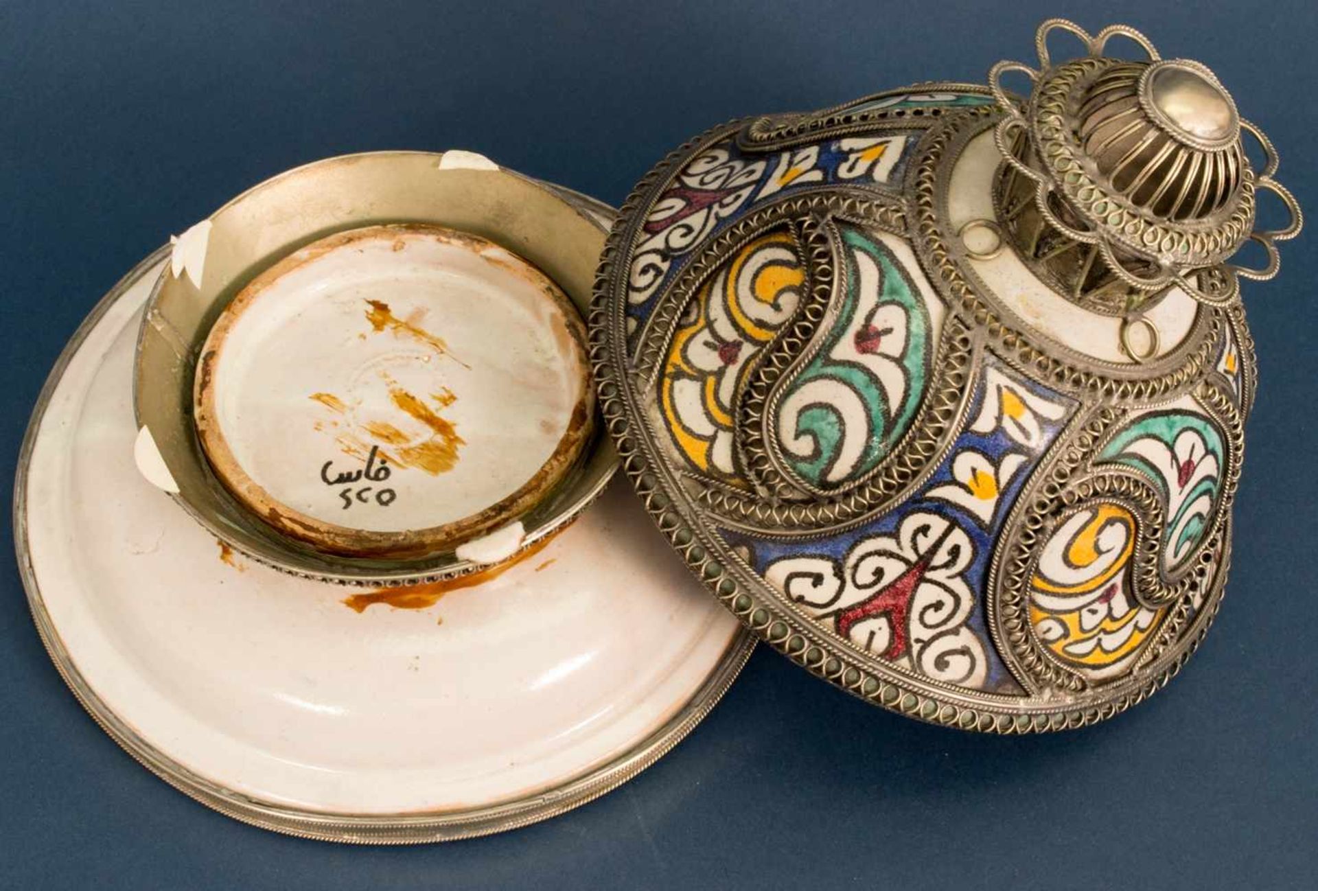 Orientalisches Deckelgefäß, polychrom staffierte, glasierte Keramik mit aufwändig gestaltetem, - Bild 13 aus 16
