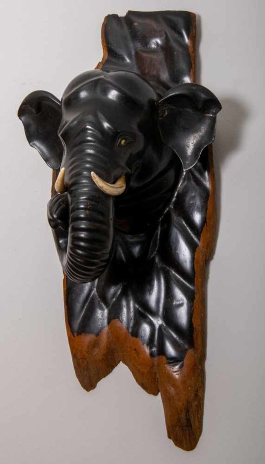 "Elefantenkopf" - stilisierte/handgeschnitzte Trophäe, Hartholz mit eingesetzten Glasaugen &