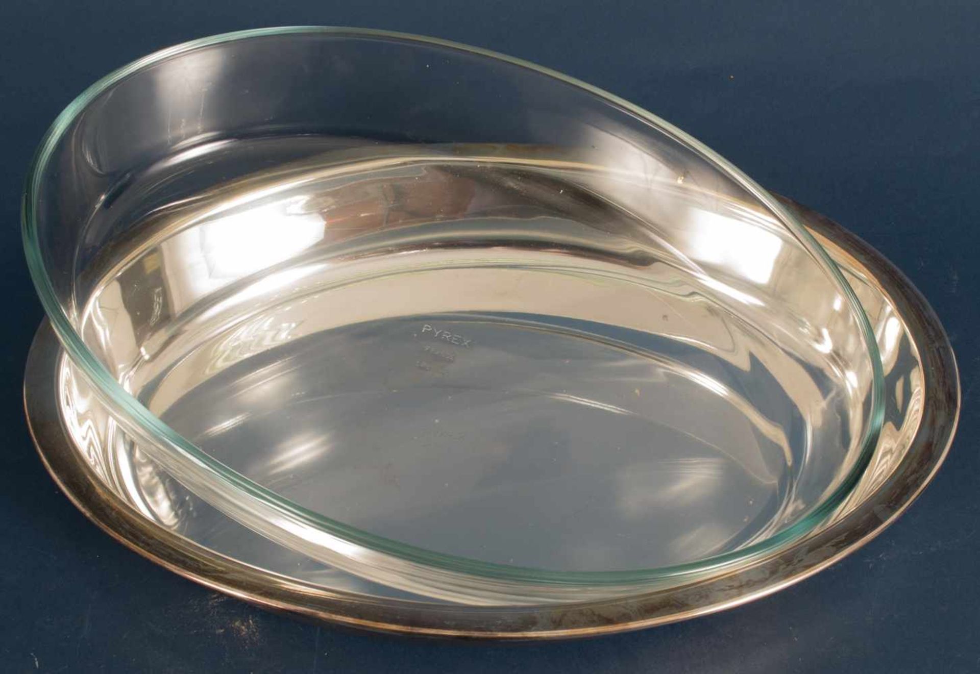 Ovale Deckelschale mit PYREX-Glaseinsatz, Deckel von "stehendem Keiler" bekrönt, Metall - Bild 4 aus 7