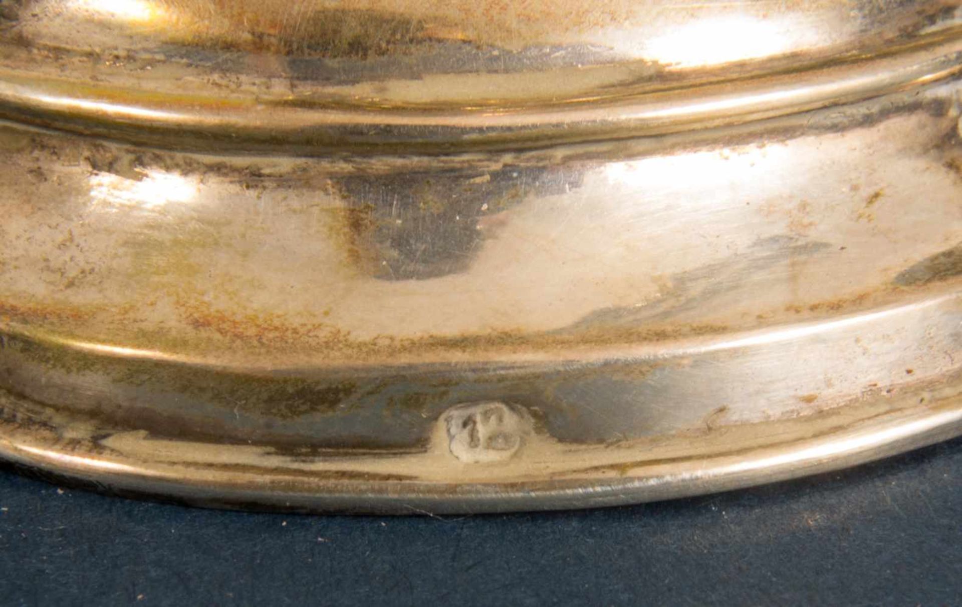 Silberpokal von 1877, "Herrn Carl Hegmann zur Feier 25jähriger Thätigkeit im Hause Mettenheimer & - Bild 13 aus 13