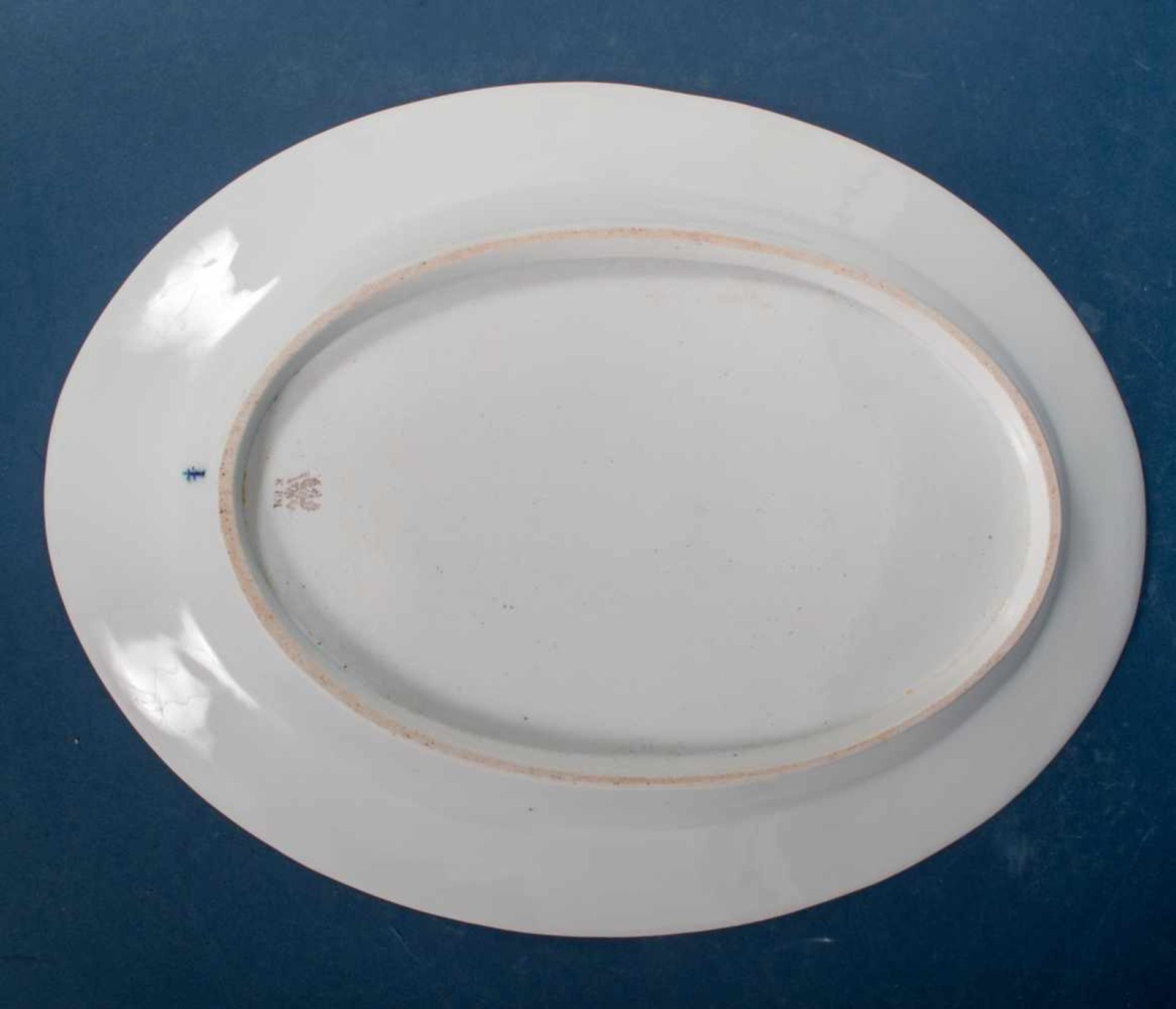Zwei ovale Platten der KPM Berlin, 19. Jhdt. Weißporzellan mit polychromem Floraldekor u. reicher - Image 10 of 14