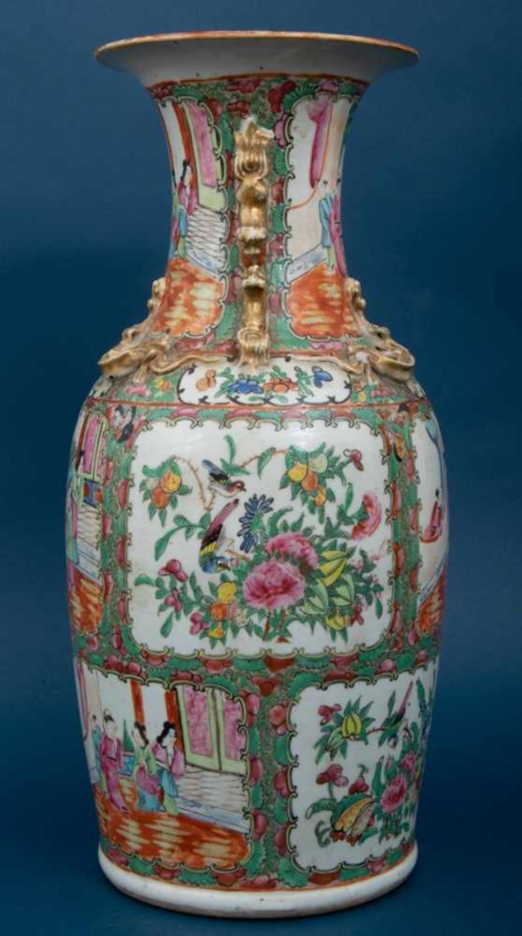 Zwei sehr ähnliche Vasen, China, Export-Porzellan (1 x) mit Pseudo-Kiang Xi 4Zeichen-Marke, um 1900. - Image 12 of 13