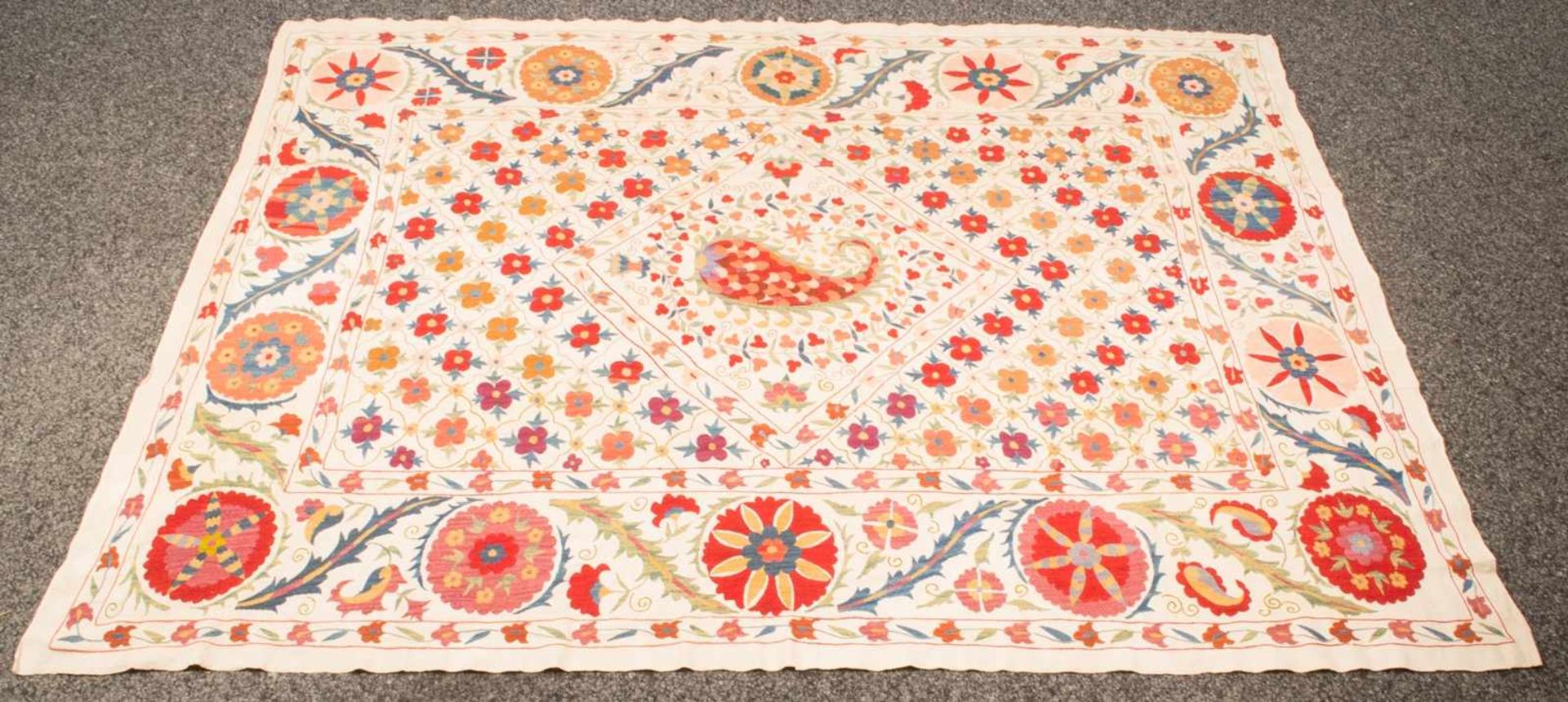 Alte oder antike Suzani - Stickerei, Usbekistan, 19./ 20. Jhdt., ca. 196 x 155 cm. Aus mehreren