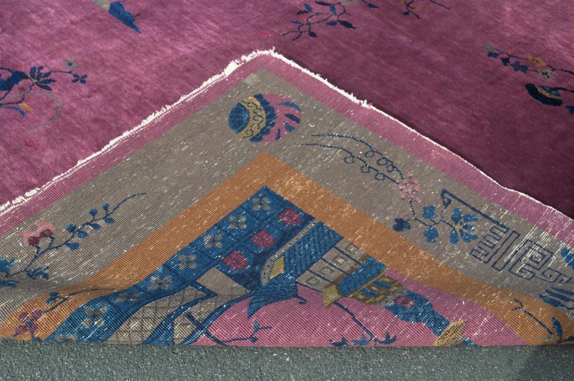 Älterer China-Teppich, ca. 270 x 345 cm, wohl 1. Hälfte 20. Jhd., lilafarbender Teppich mit - Image 11 of 12