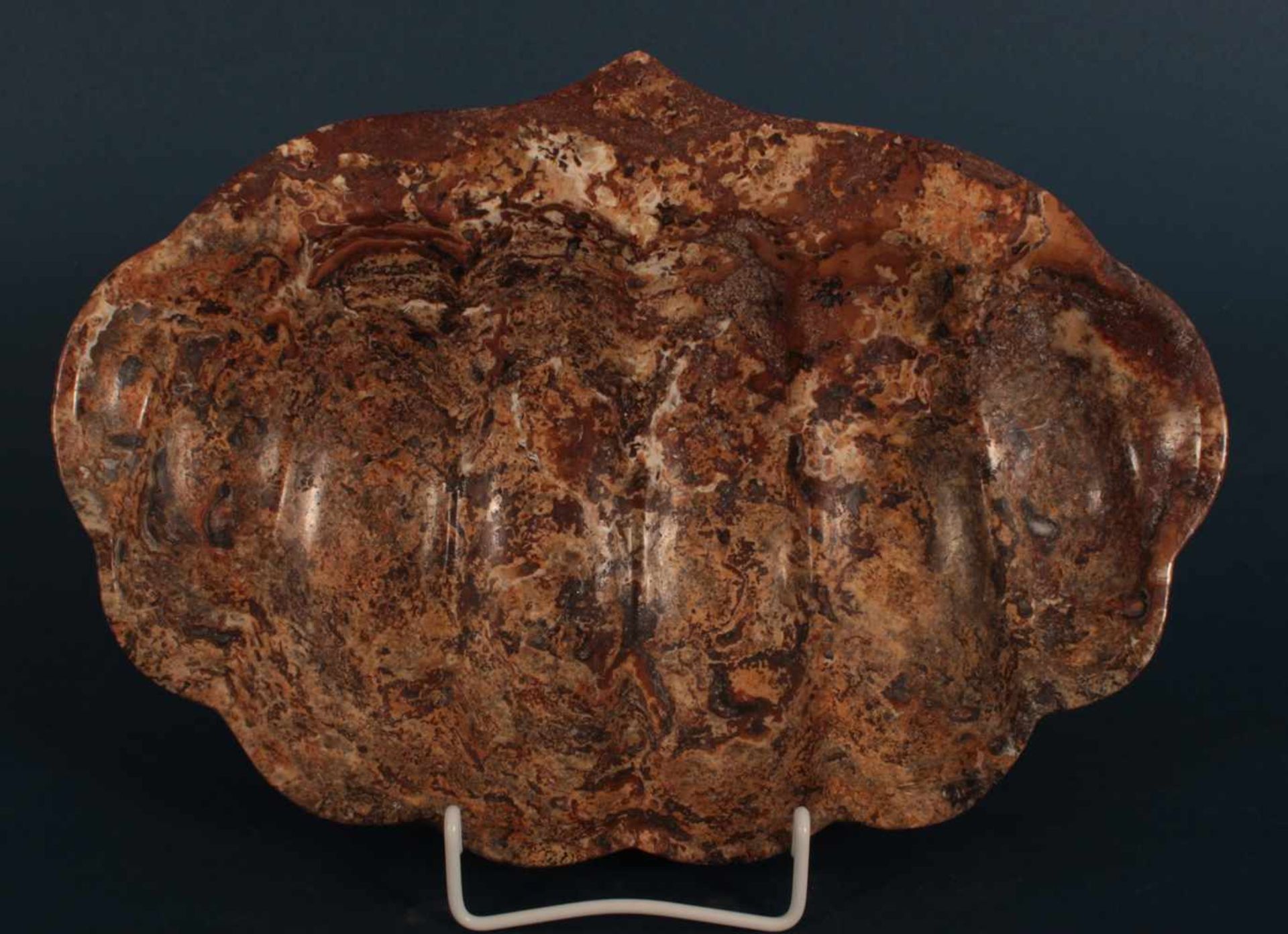 Polierte Mineralstein-Seifenablage in Muschelform, ca. 22 x 32 cm. Bodenseitiger Aufkleber bez. "