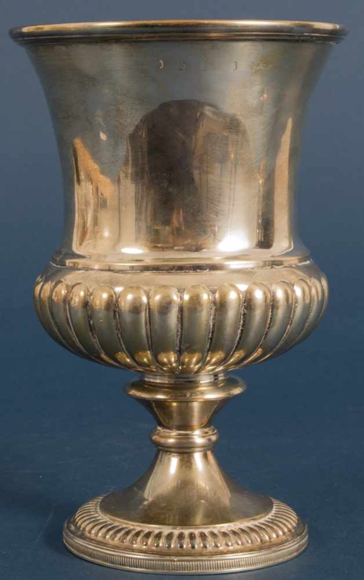 Schwerer, englischer Pokal von 1946, klassische, georgianische Formgebung, Gravuren weitesgehend