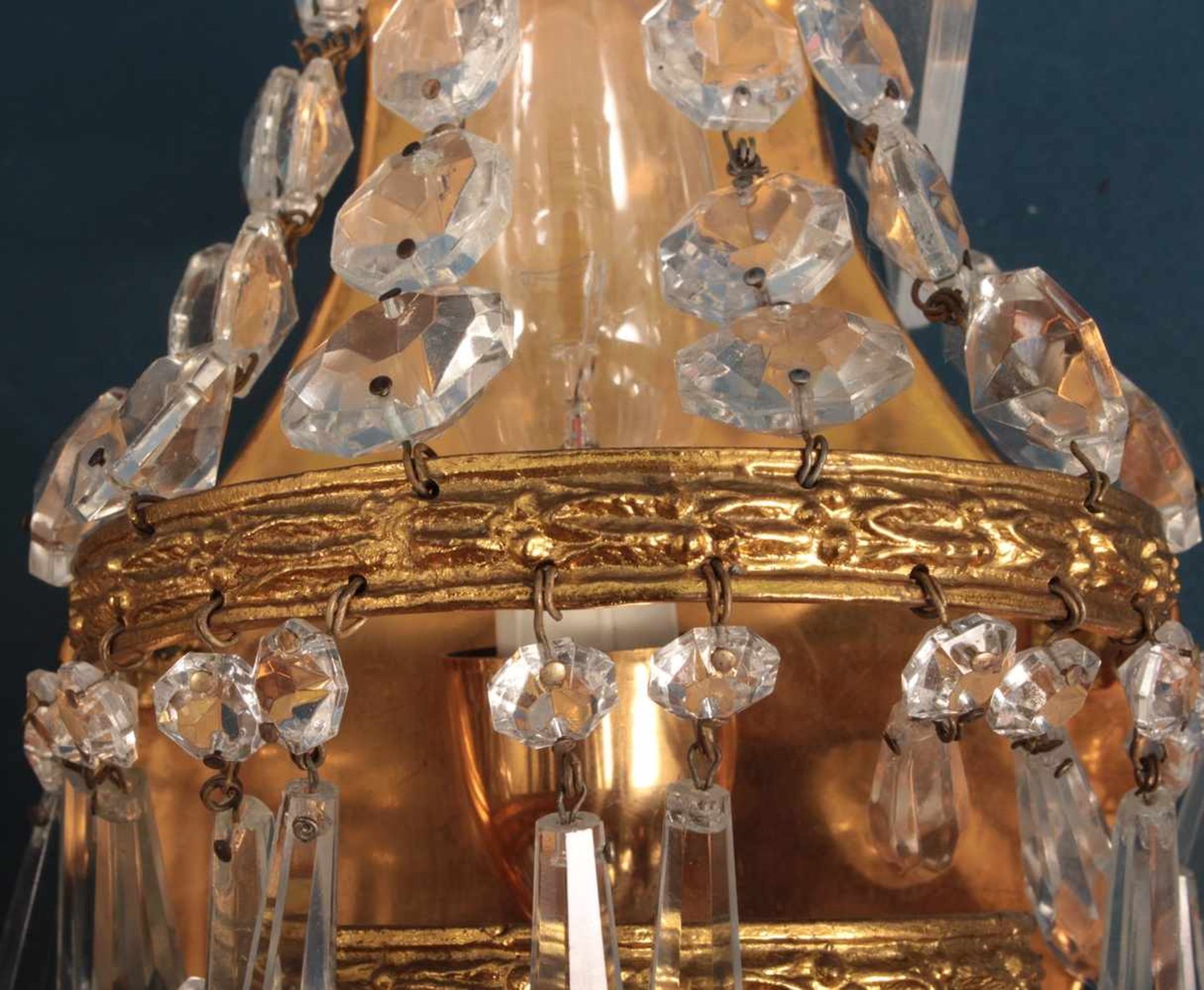 Paar einflammiger Wandlampen, Messing mit reichem Prismenbehang. Höhe ü. A. ca. 32 cm. - Bild 3 aus 7