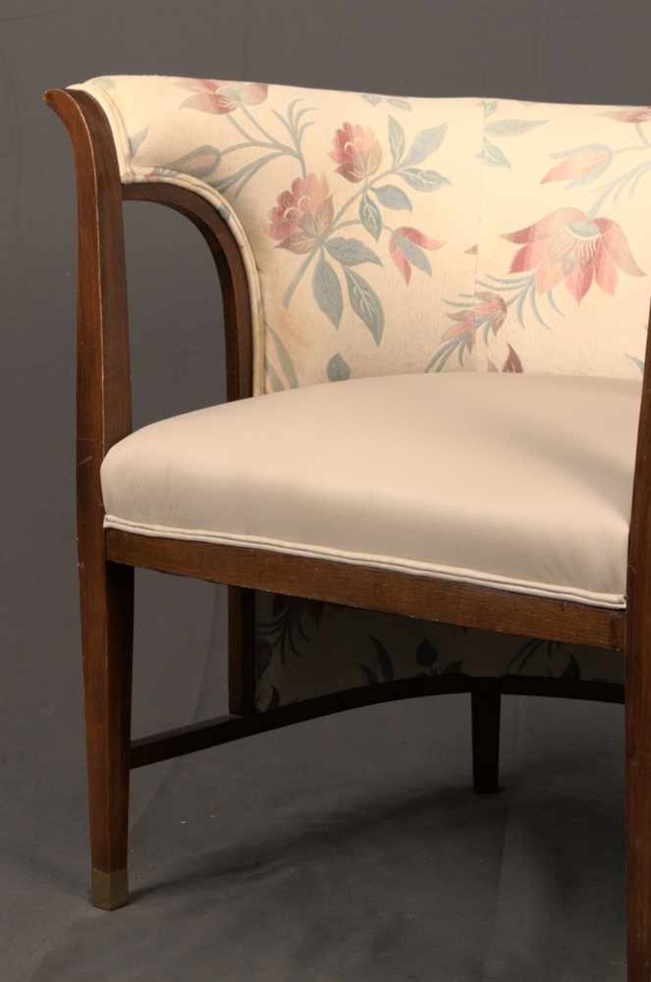 Wiener Polstersessel, hufeisenförmiges, gepolstertes Sesselgestell mit geraden, knatigen Beinen (die - Image 3 of 19