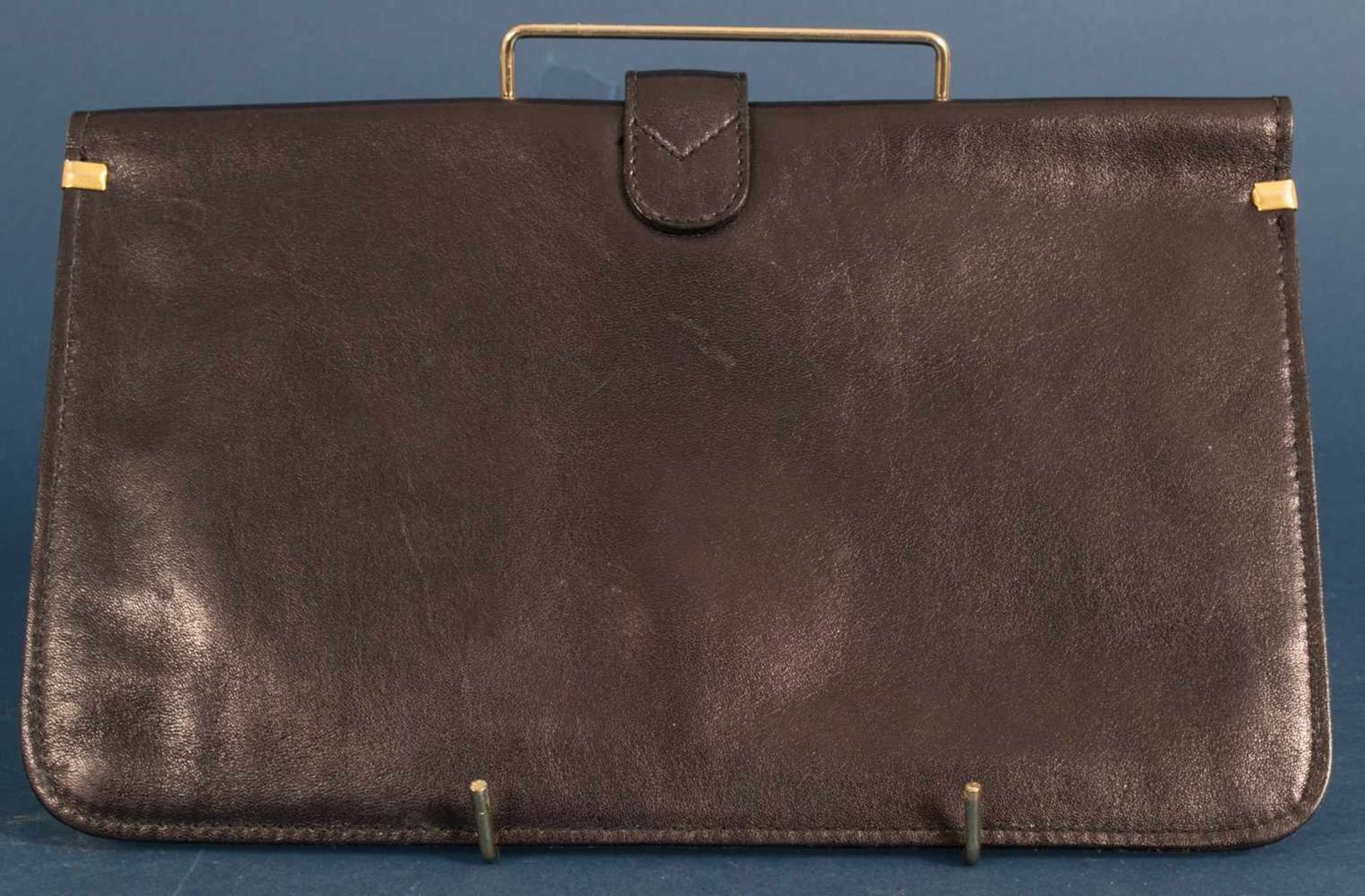Flache, dunkelblaue Handtasche/Clutch (riemenlose Unterarmtasche), Leder, Etienne Aigner, ca. 17 x - Bild 6 aus 8
