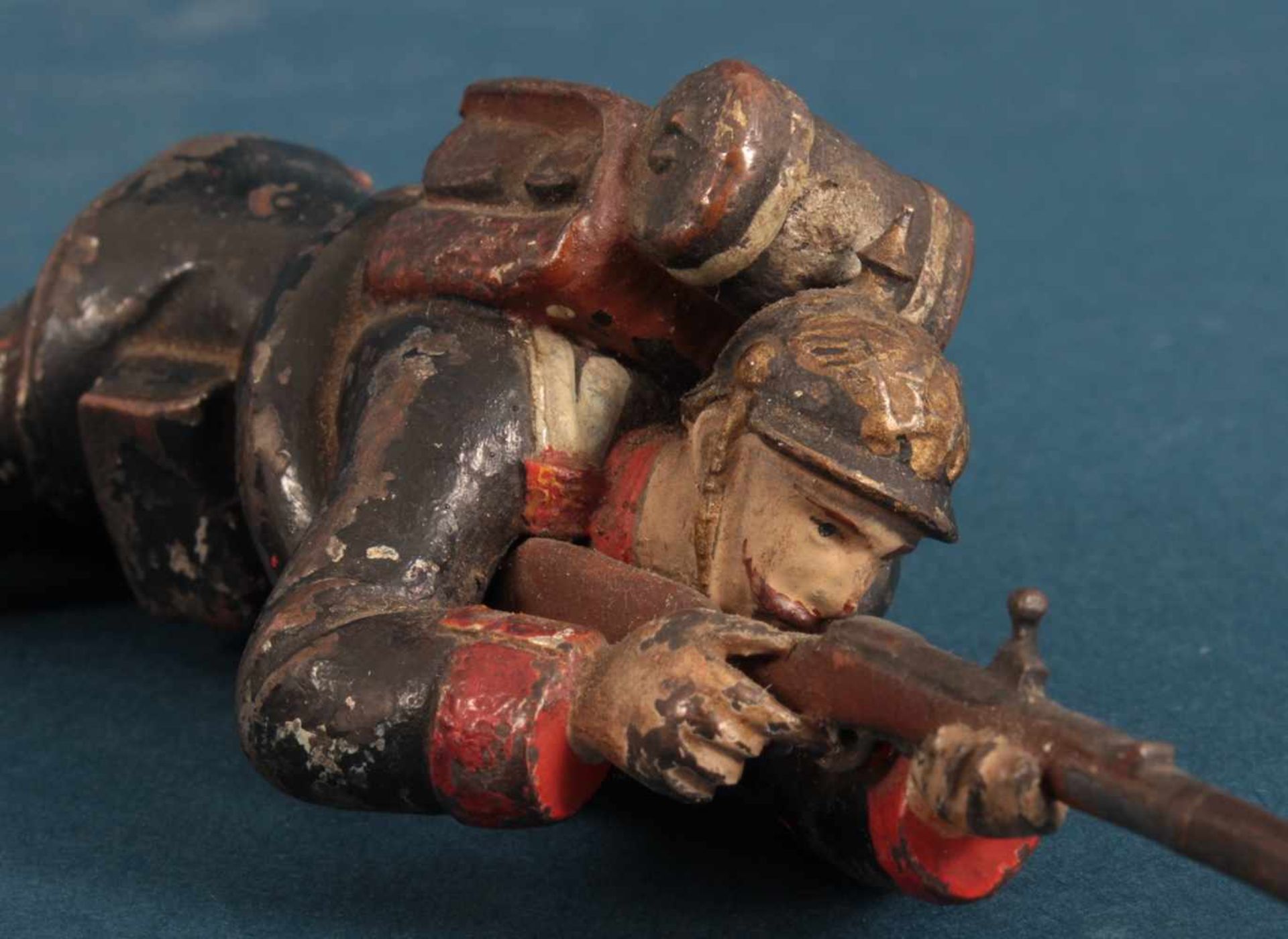"Kaiserlicher" Soldat, sich anpirschend. Polychrom lackierte Figur, Länge ca. 22 cm; bespielter - Bild 5 aus 6