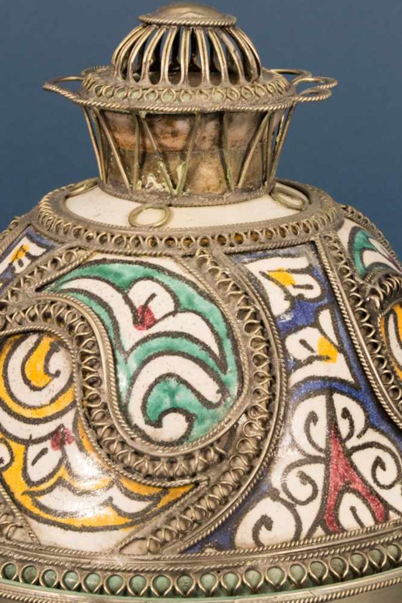 Orientalisches Deckelgefäß, polychrom staffierte, glasierte Keramik mit aufwändig gestaltetem, - Bild 5 aus 16