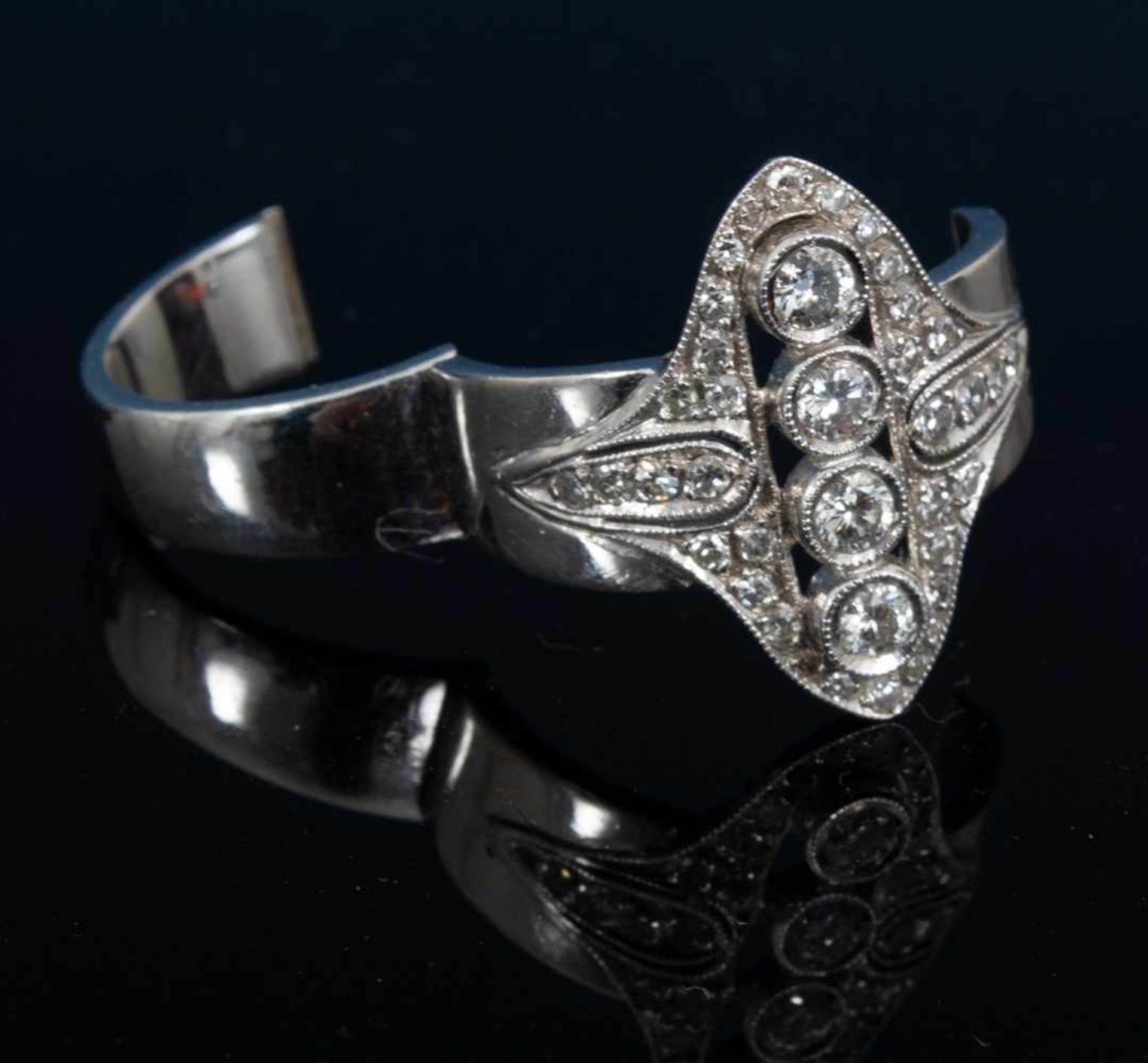 Prächtiger 750er Weißgold-Ring mit reichem Diamantbesatz im Brillantschliff (Brillantbesatz) im - Bild 7 aus 9