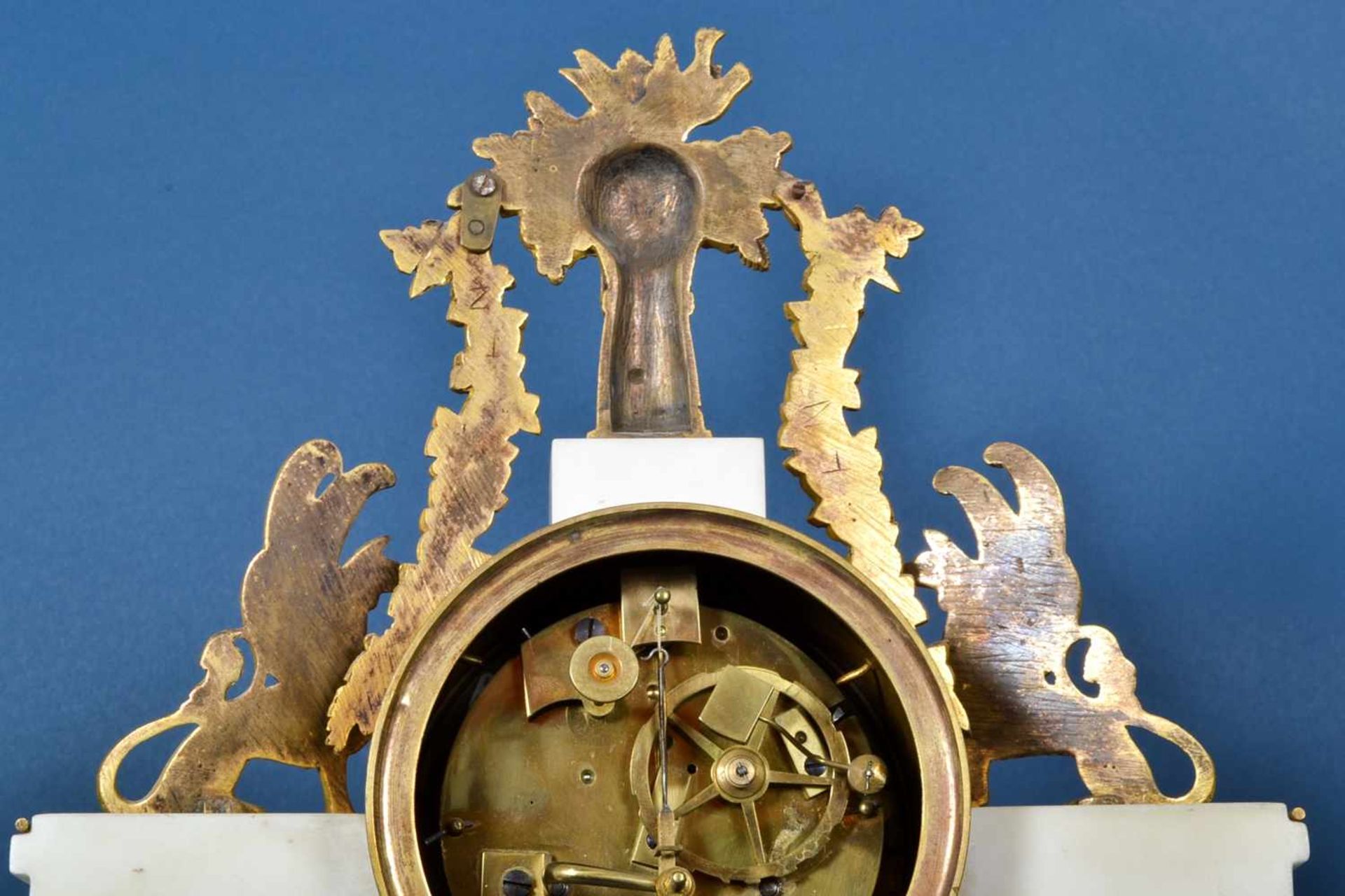 Prachtvoll elegante Pendule im "Style d`Egyptienne". Weißes Marmorgehäuse in Form eines Portikus, - Bild 7 aus 24