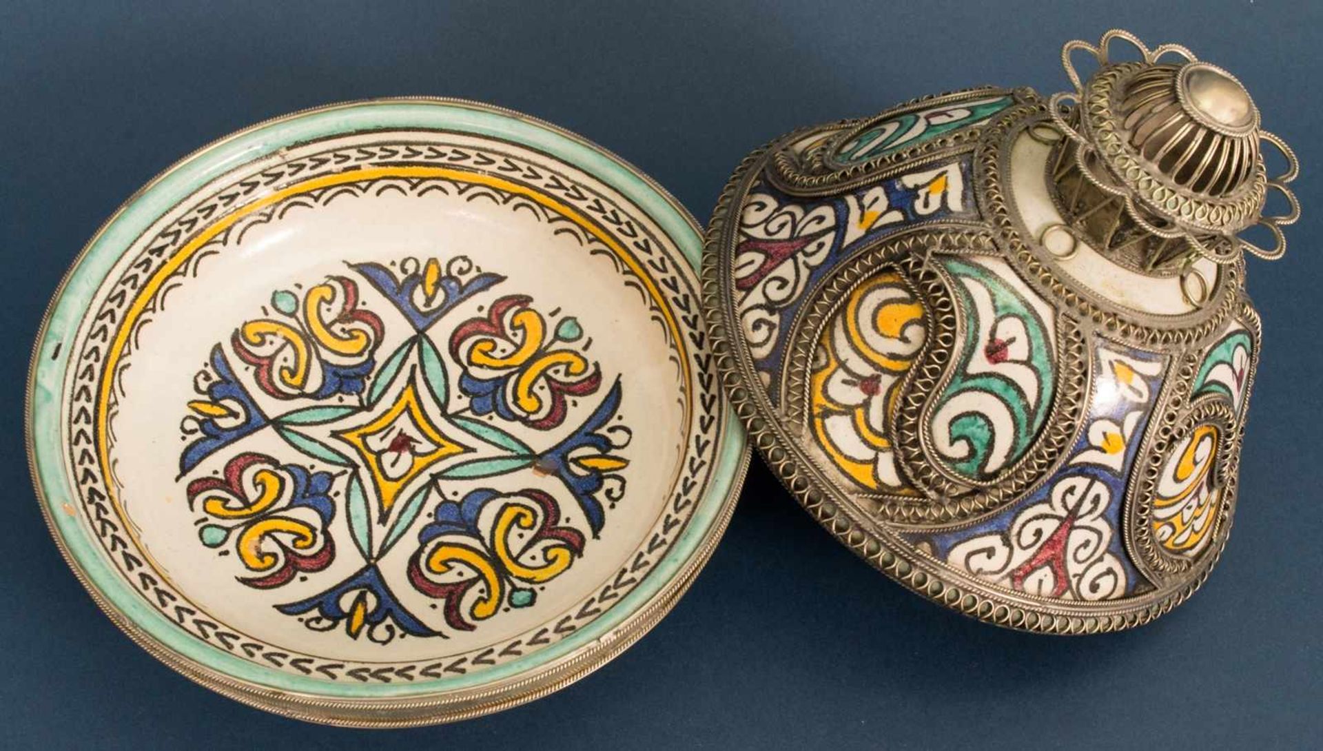Orientalisches Deckelgefäß, polychrom staffierte, glasierte Keramik mit aufwändig gestaltetem, - Bild 14 aus 16