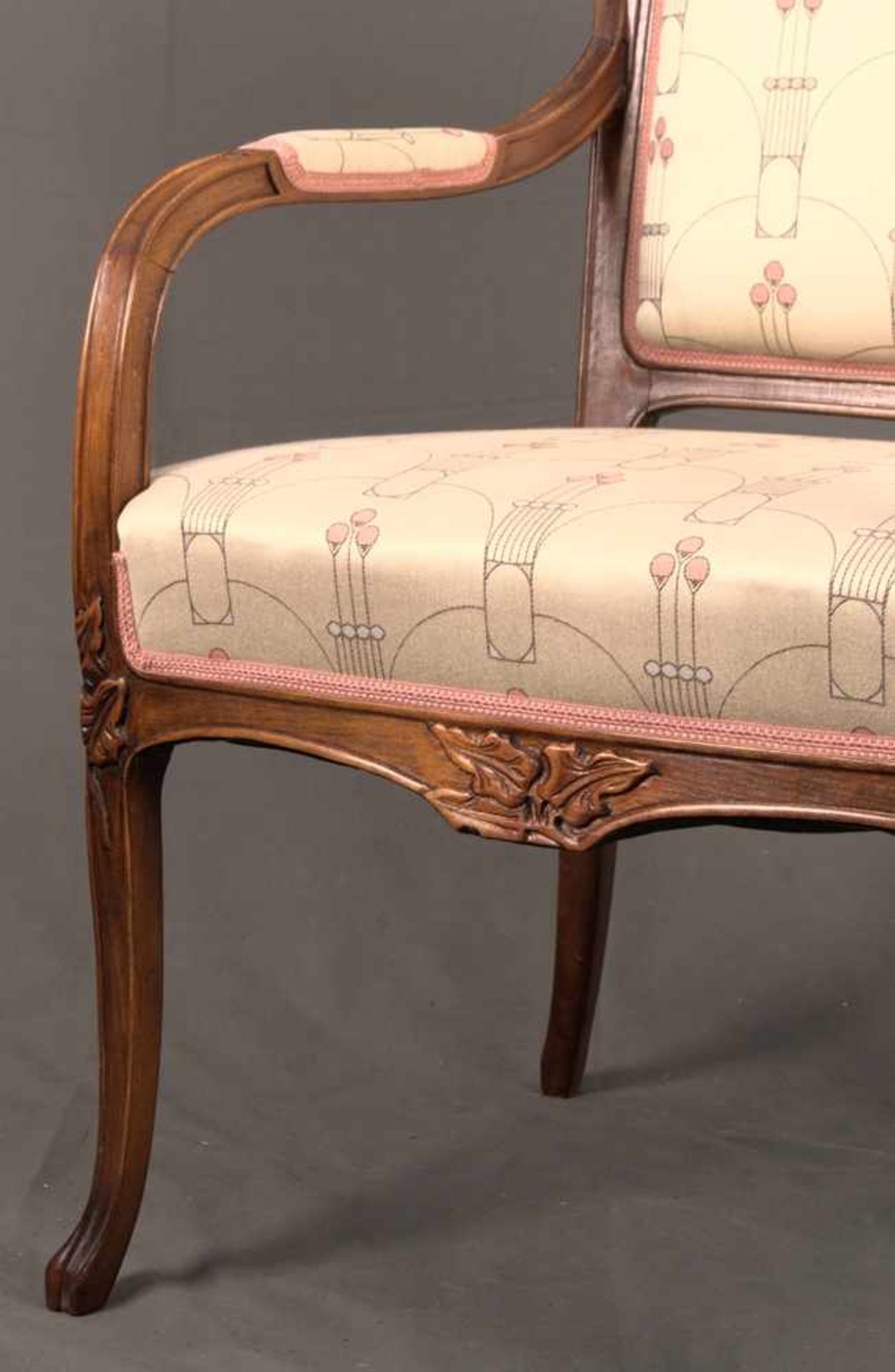 Formschöner Armlehnstuhl in Jugendstil-Manier. Massives Nussbaum Sitzmöbel mit weicher - Bild 3 aus 18
