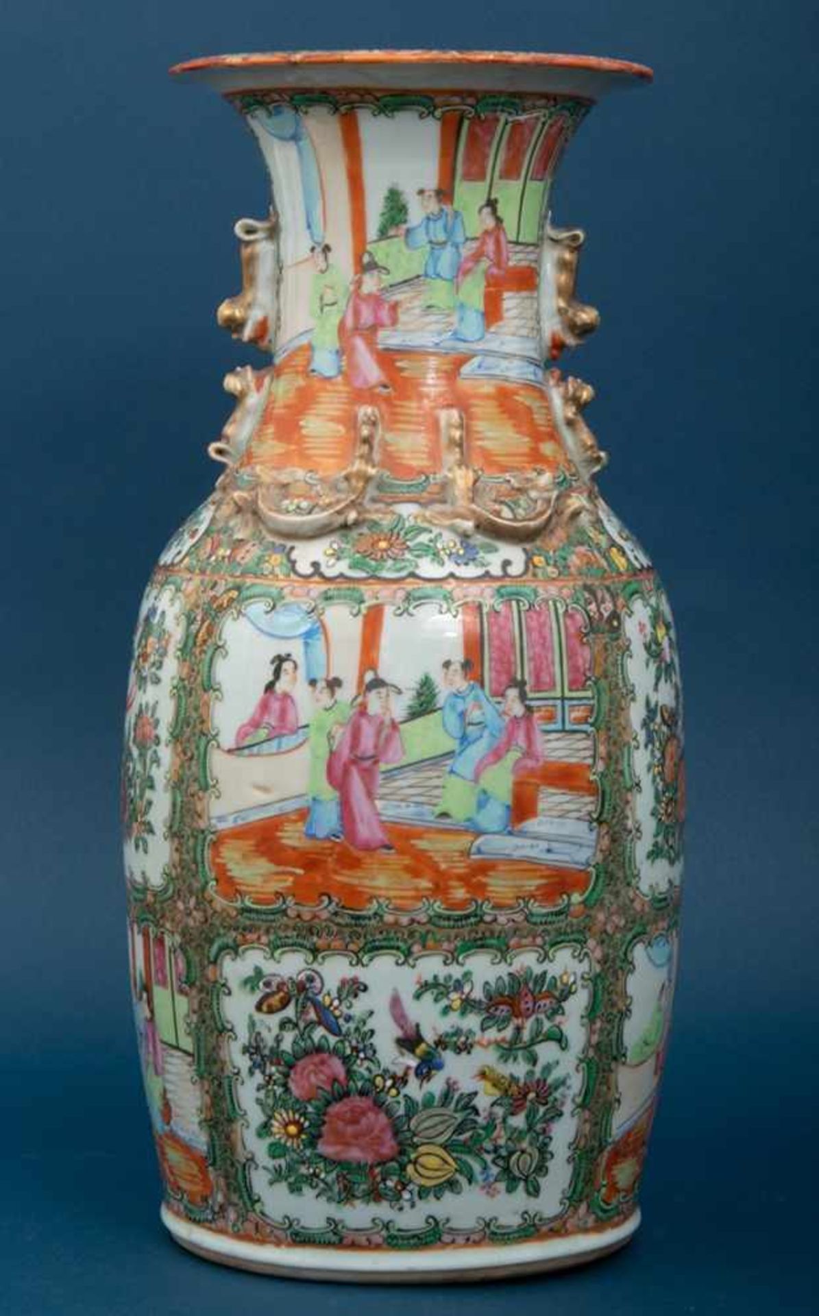 Zwei sehr ähnliche Vasen, China, Export-Porzellan (1 x) mit Pseudo-Kiang Xi 4Zeichen-Marke, um 1900. - Image 2 of 13
