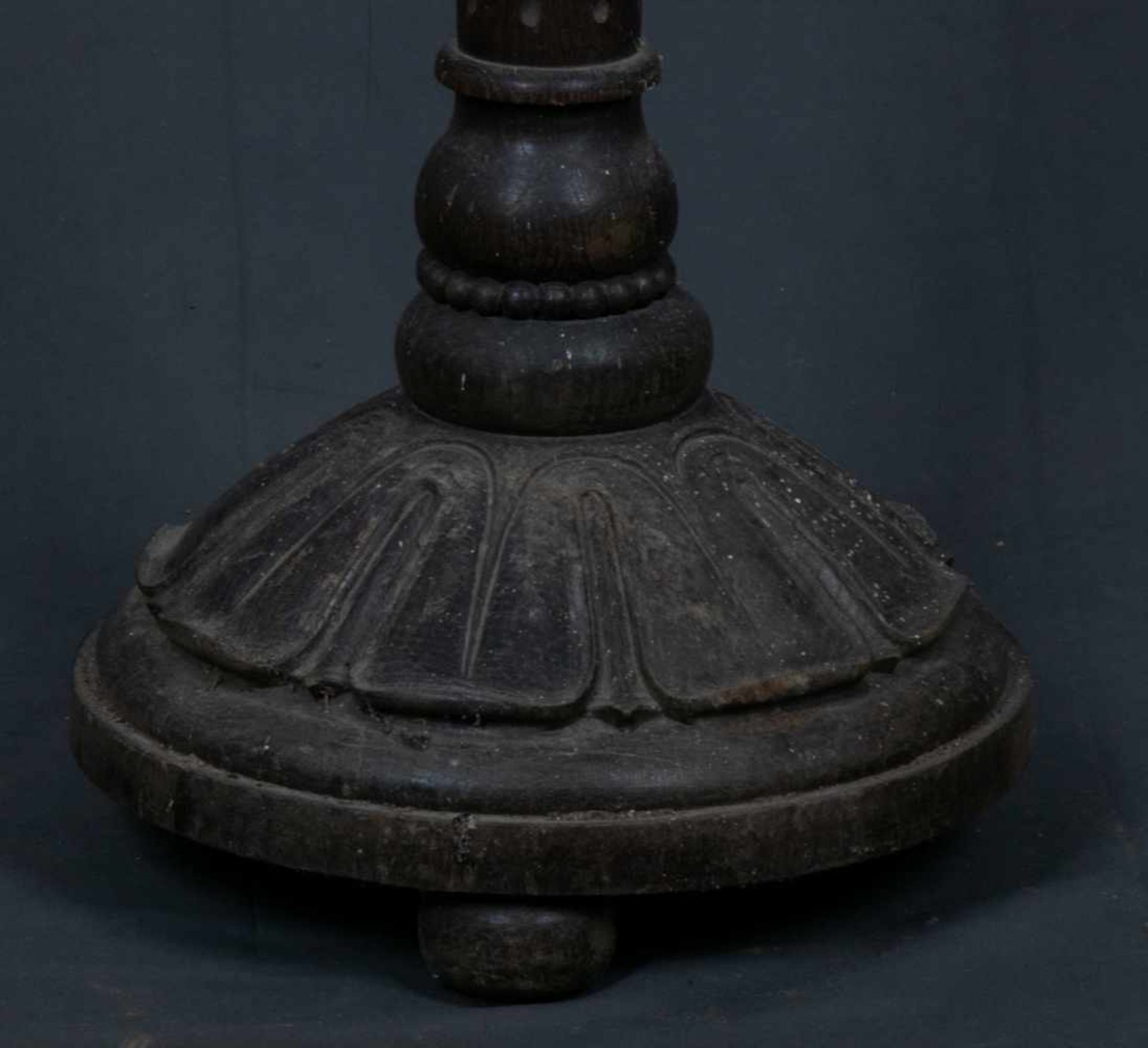 Säulenartiger Beistelltisch, z. B. für eine Büste o. ä., geschnitzter Holzfuß, dunkel gebeizt, - Bild 2 aus 5