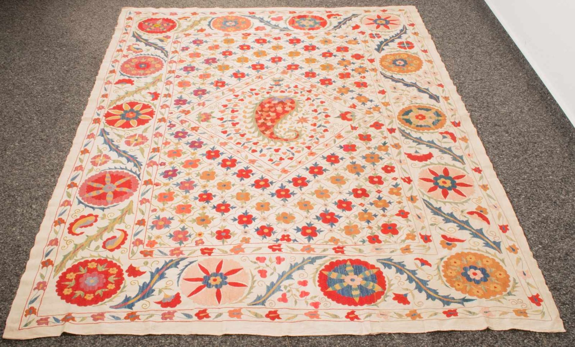 Alte oder antike Suzani - Stickerei, Usbekistan, 19./ 20. Jhdt., ca. 196 x 155 cm. Aus mehreren - Bild 3 aus 19