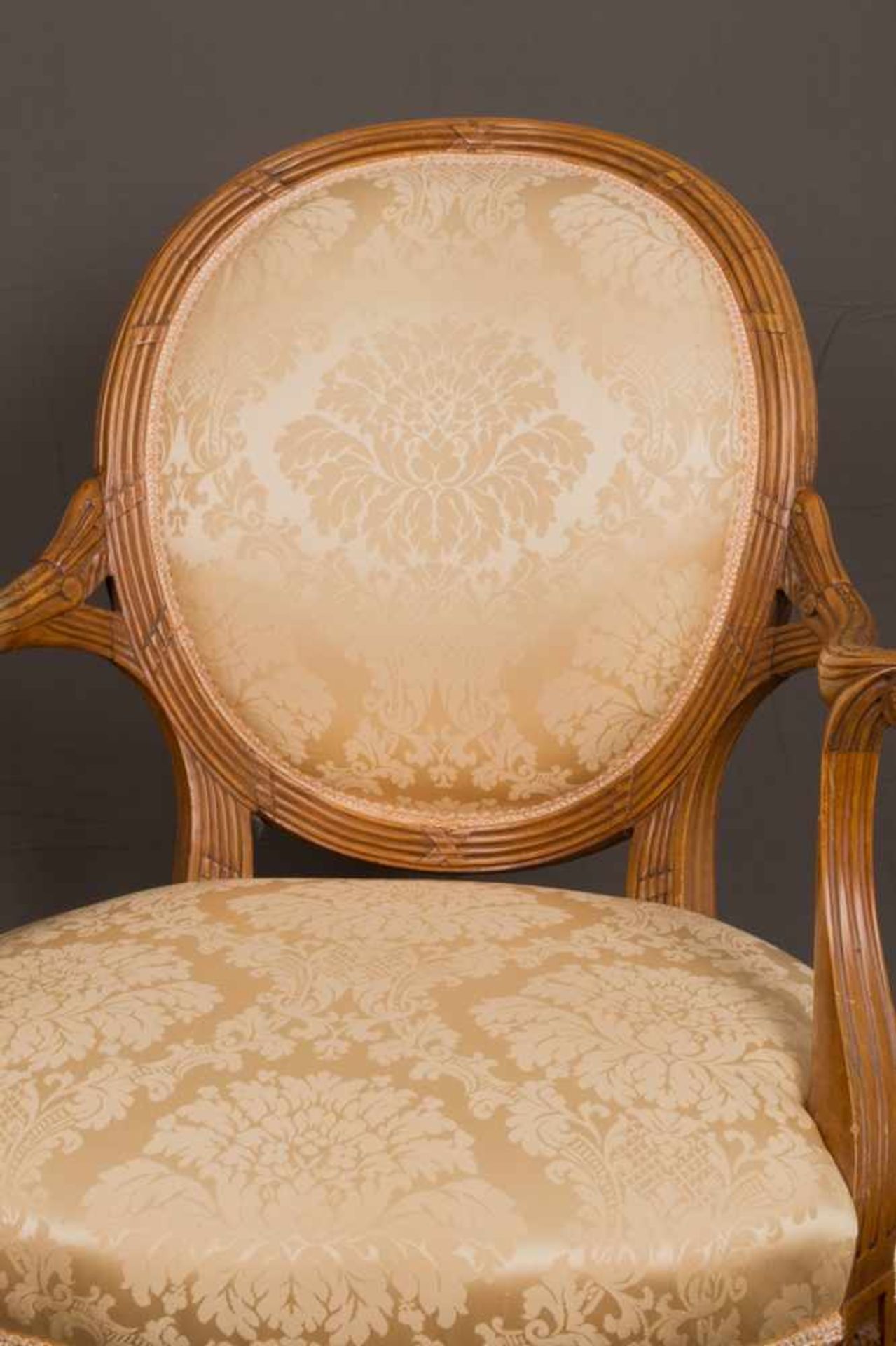 Paar feiner französischer Louis XVI Armlehnstühle, sog. "Fauteuils", nussbaumfarbenes Hartholz. Sitz - Bild 2 aus 21