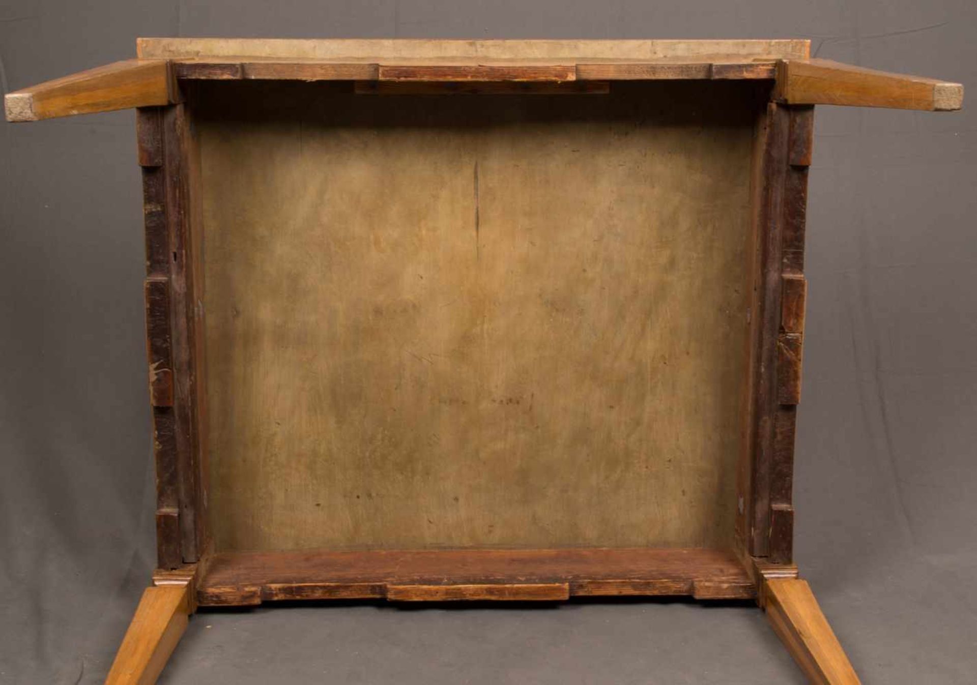 Prachtvoll intarsierter & marketierter, repräsentativer Mitteltisch, Louis XVI, deutsch um 1770/ - Bild 19 aus 26