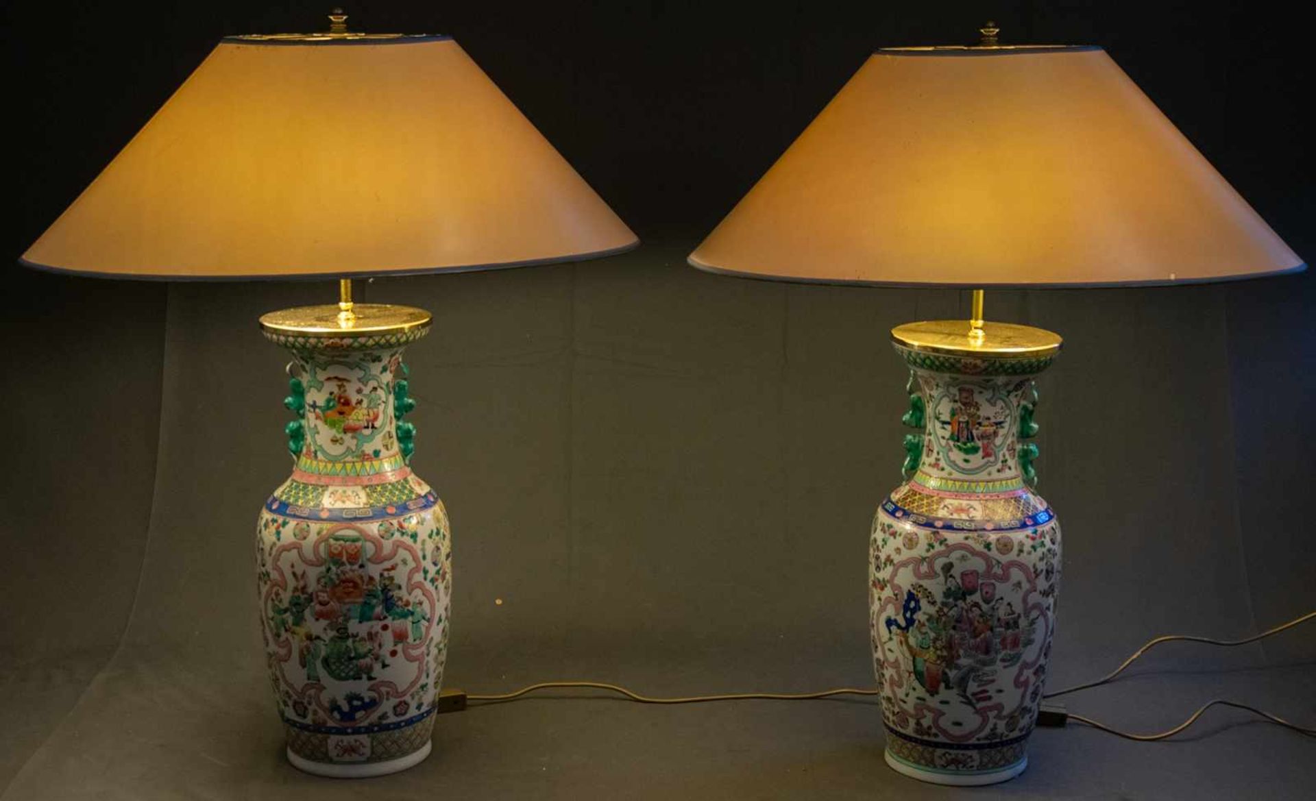 Paar dekorativer Tischlampen, hohe, bauchige Tischvasen, Weißporzellan mit polychromer - Bild 13 aus 13