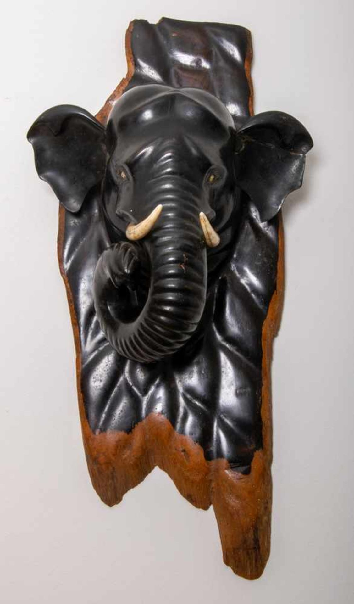 "Elefantenkopf" - stilisierte/handgeschnitzte Trophäe, Hartholz mit eingesetzten Glasaugen & - Image 4 of 7