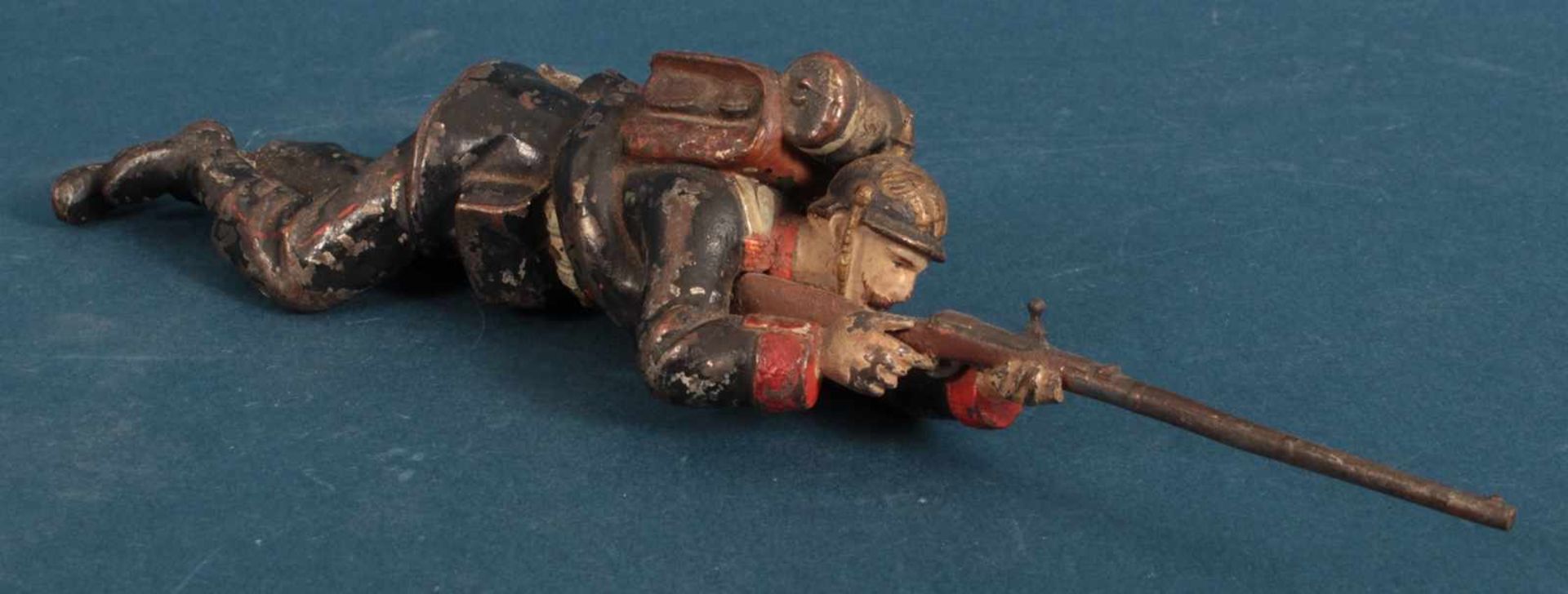 "Kaiserlicher" Soldat, sich anpirschend. Polychrom lackierte Figur, Länge ca. 22 cm; bespielter - Bild 2 aus 6