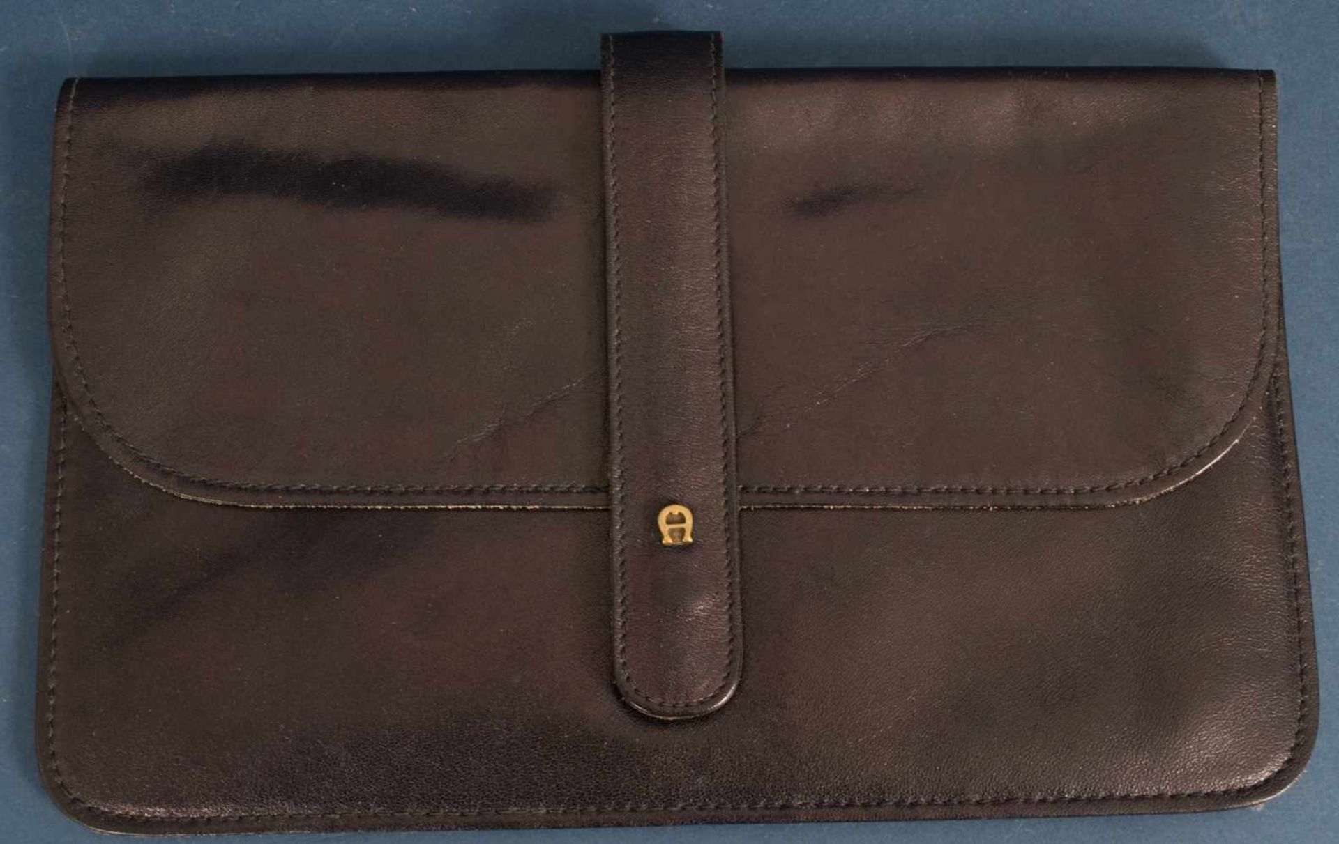Flache, dunkelblaue Handtasche/Clutch (riemenlose Unterarmtasche), Leder, Etienne Aigner, ca. 17 x - Bild 8 aus 8