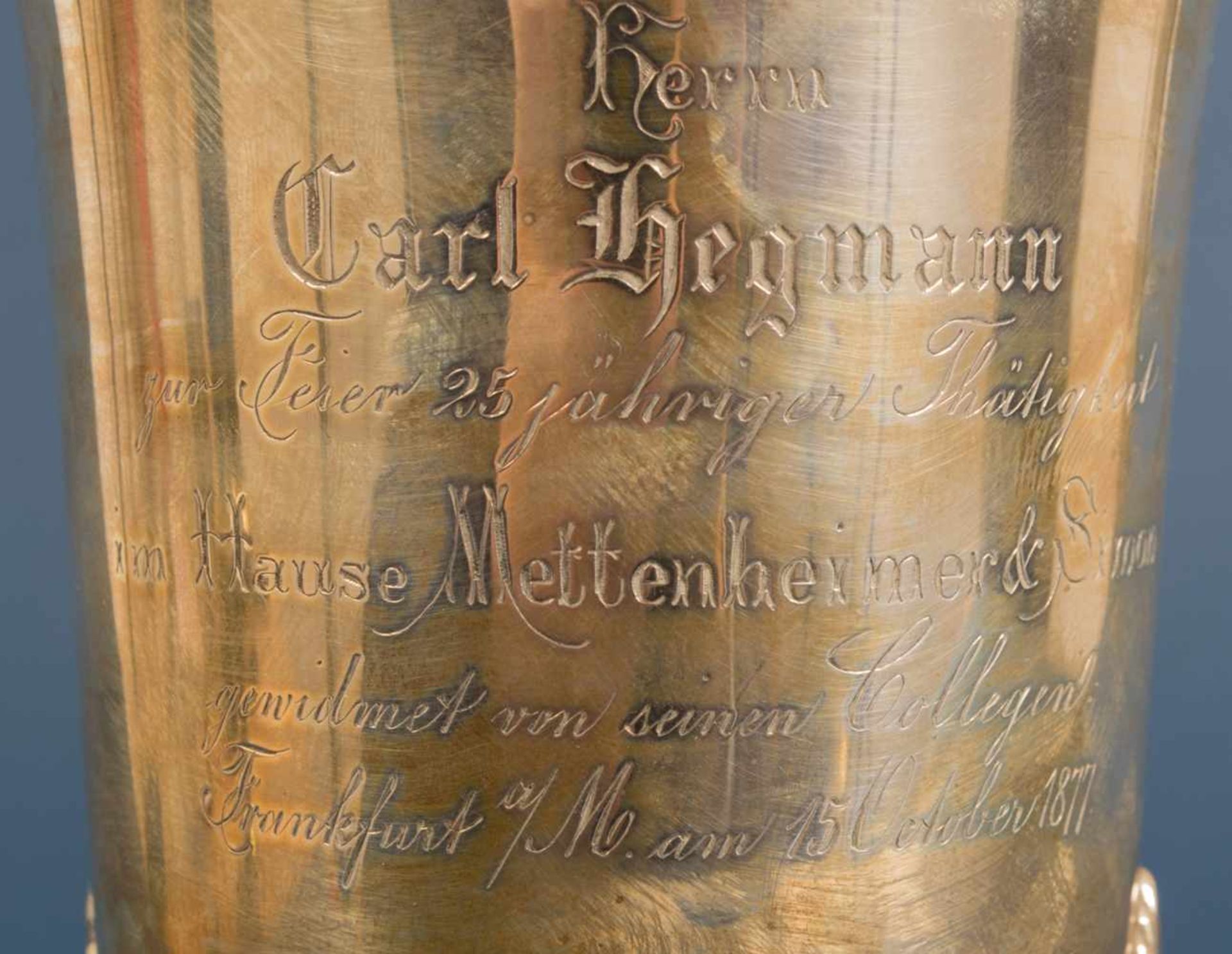 Silberpokal von 1877, "Herrn Carl Hegmann zur Feier 25jähriger Thätigkeit im Hause Mettenheimer & - Bild 3 aus 13