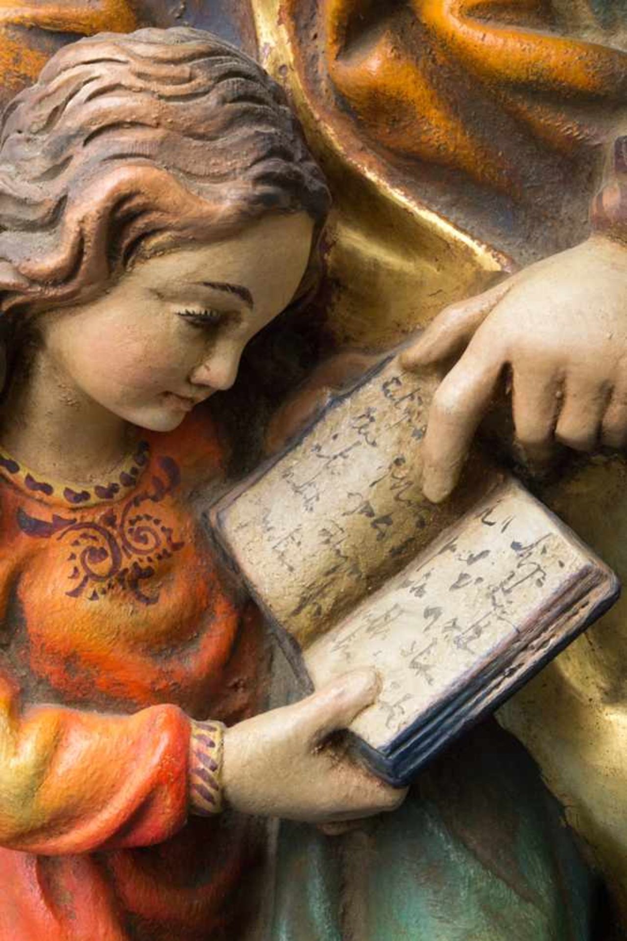 "Mutter u. Kind beim Blick in die Bibel", alpenländische Holzschnitzerei in traditioneller Manier; - Image 3 of 8