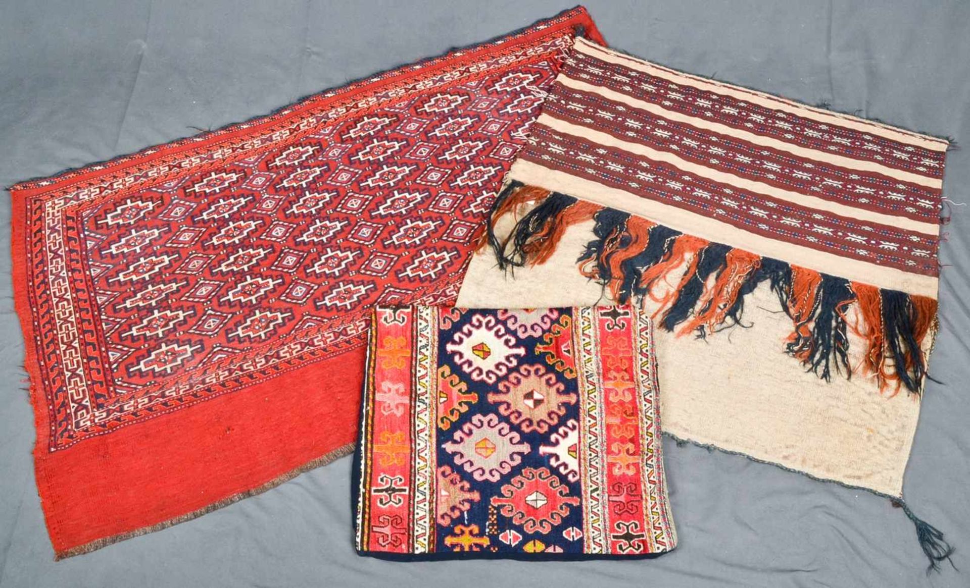 3teiliges Konvolut "alte und antike" Teppiche, bestehend aus drei versch. Kelim bzw. Flachgewebe-