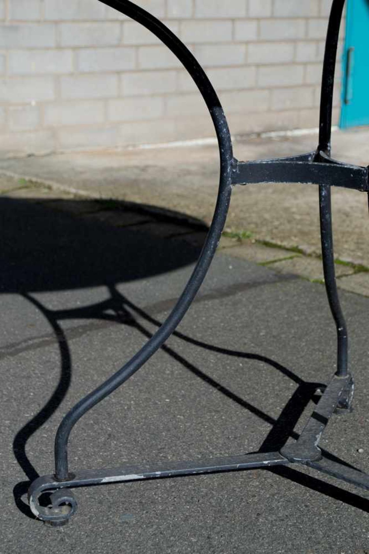 Runder Gartentisch, Eisen schwarzlackiert, Höhe ca. 72 cm, Durchmesser ca. 90 cm. Guter - Bild 3 aus 6