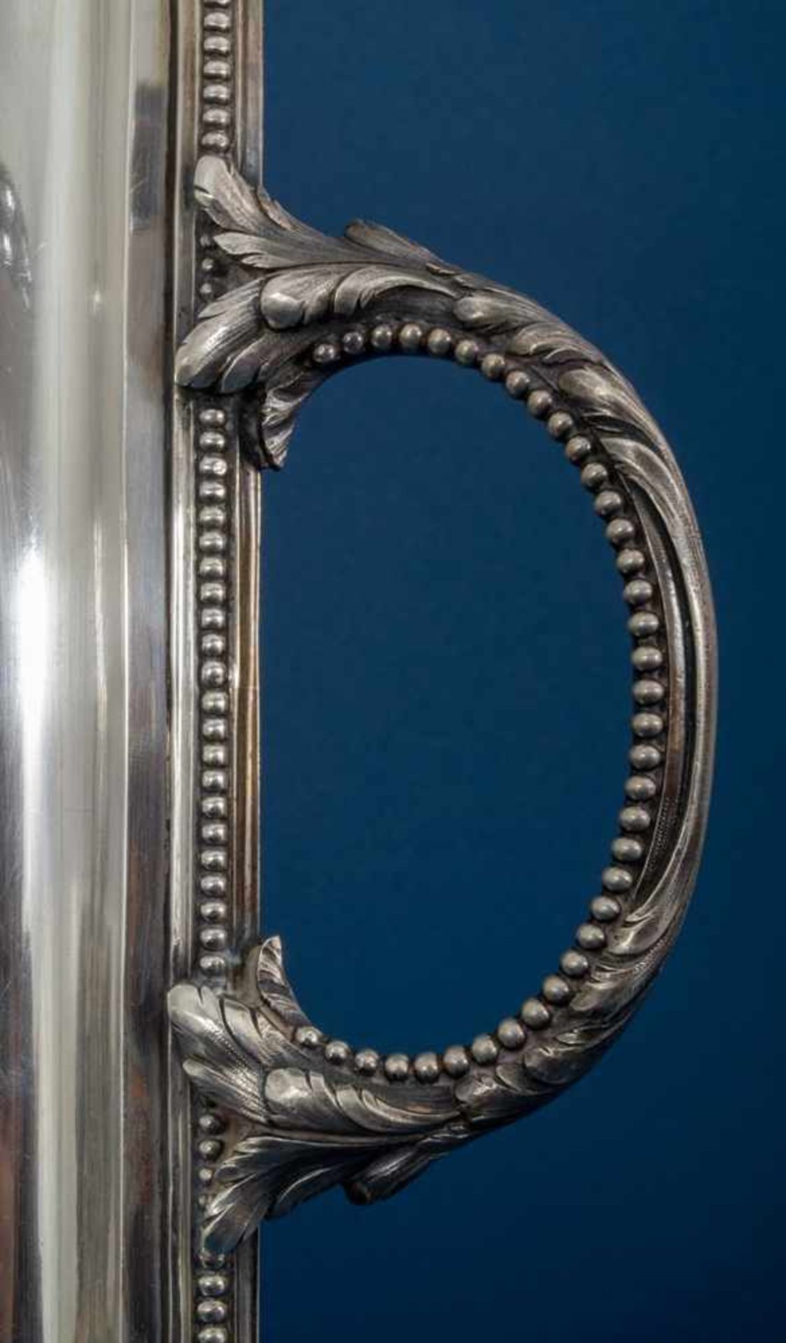 Großes, schweres Henkeltablett, 950er Silber, ca. 2000 gr., rechteckige Grundform, der leicht - Bild 6 aus 8