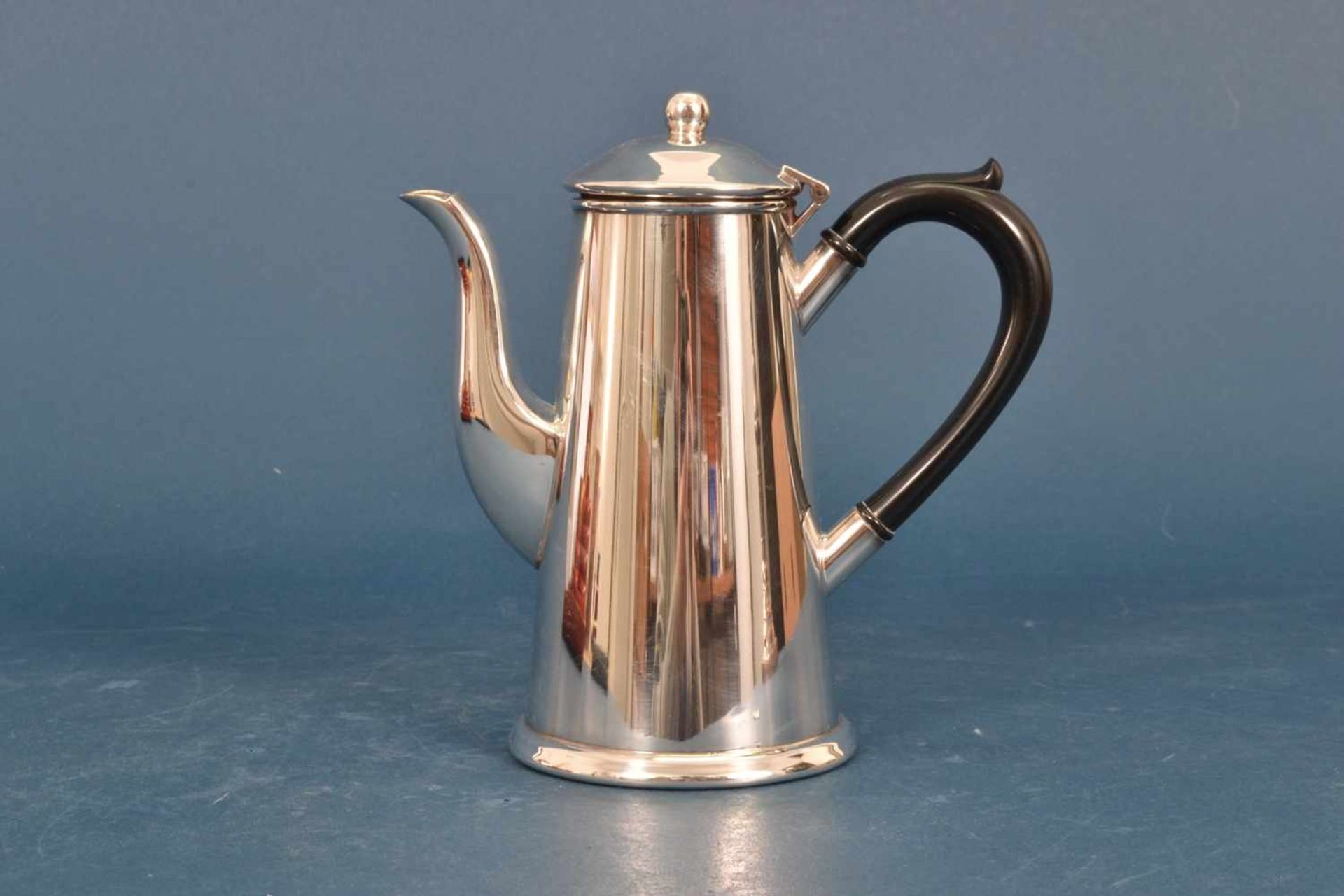 Kleine Kaffeekanne/Heißwasserkanne, versilbert, England 2. Hälfte 20. Jhd., Höhe ca. 17 cm.