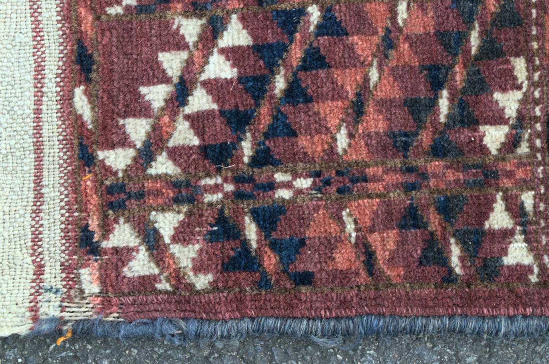 Antiker Bouchara Teppich, 1. Drittel 20. Jhd., stark abgelaufen/teilweise sichtbares Grundgewebe. - Bild 13 aus 15