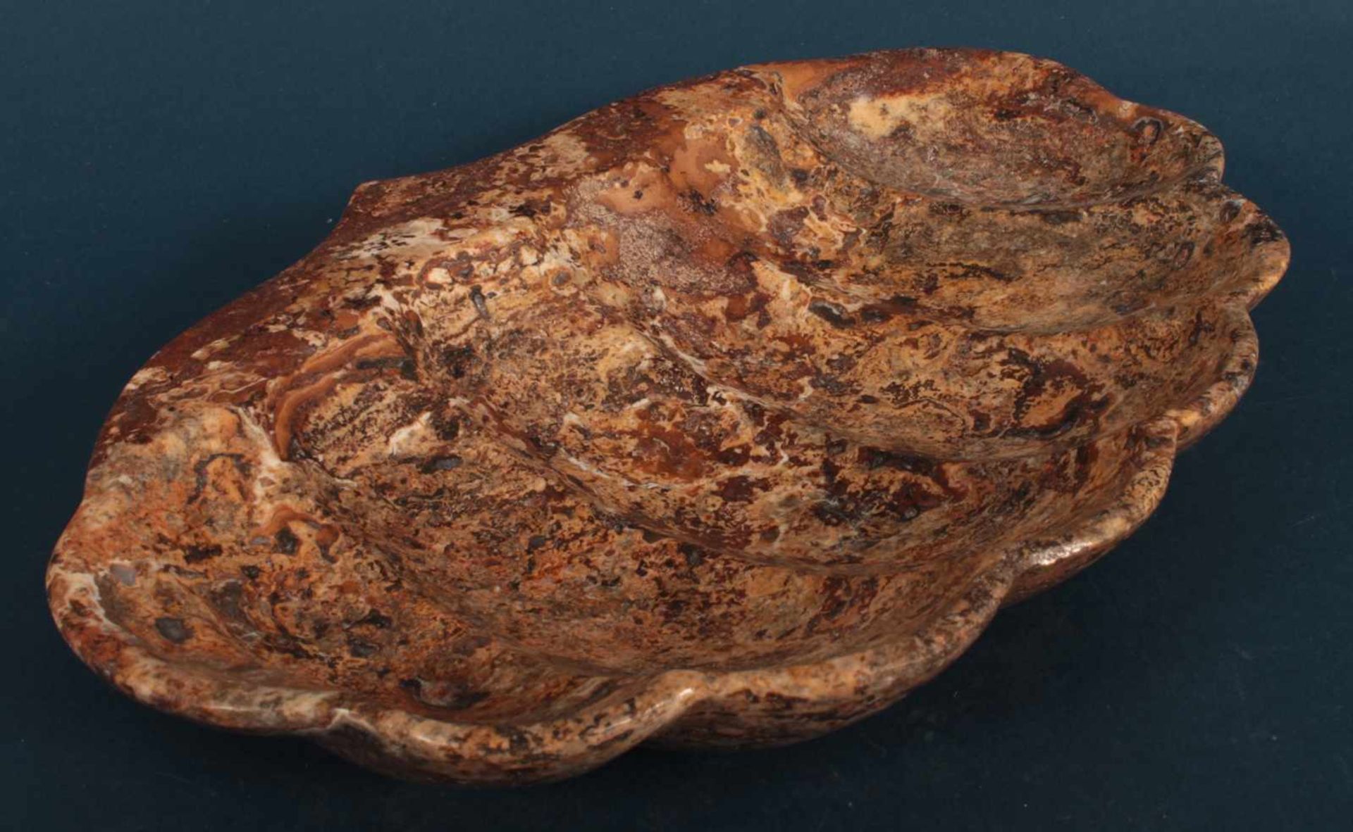 Polierte Mineralstein-Seifenablage in Muschelform, ca. 22 x 32 cm. Bodenseitiger Aufkleber bez. " - Bild 3 aus 5