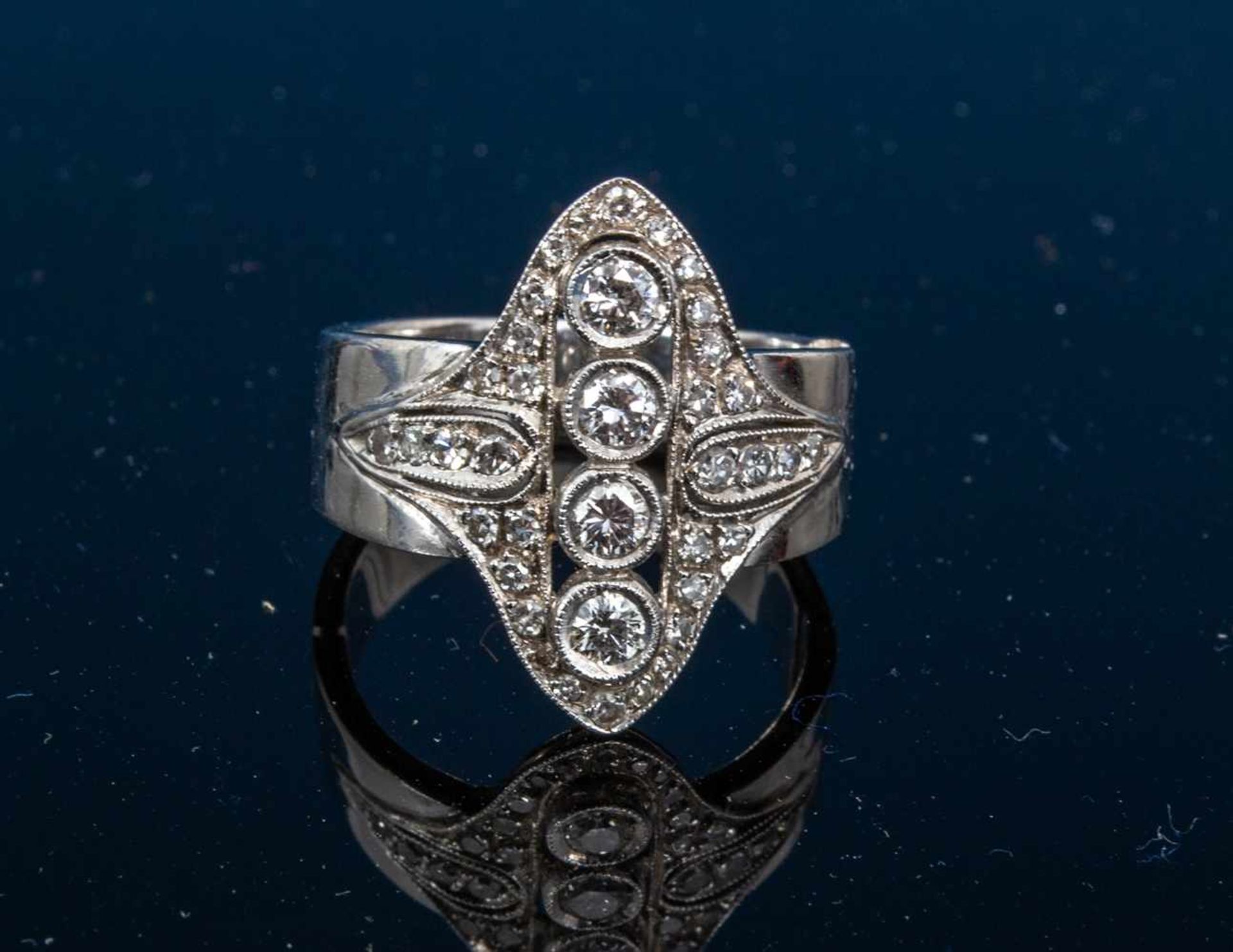 Prächtiger 750er Weißgold-Ring mit reichem Diamantbesatz im Brillantschliff (Brillantbesatz) im - Bild 3 aus 9
