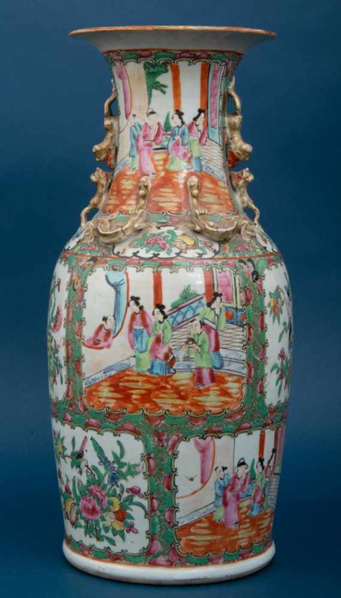 Zwei sehr ähnliche Vasen, China, Export-Porzellan (1 x) mit Pseudo-Kiang Xi 4Zeichen-Marke, um 1900. - Image 10 of 13