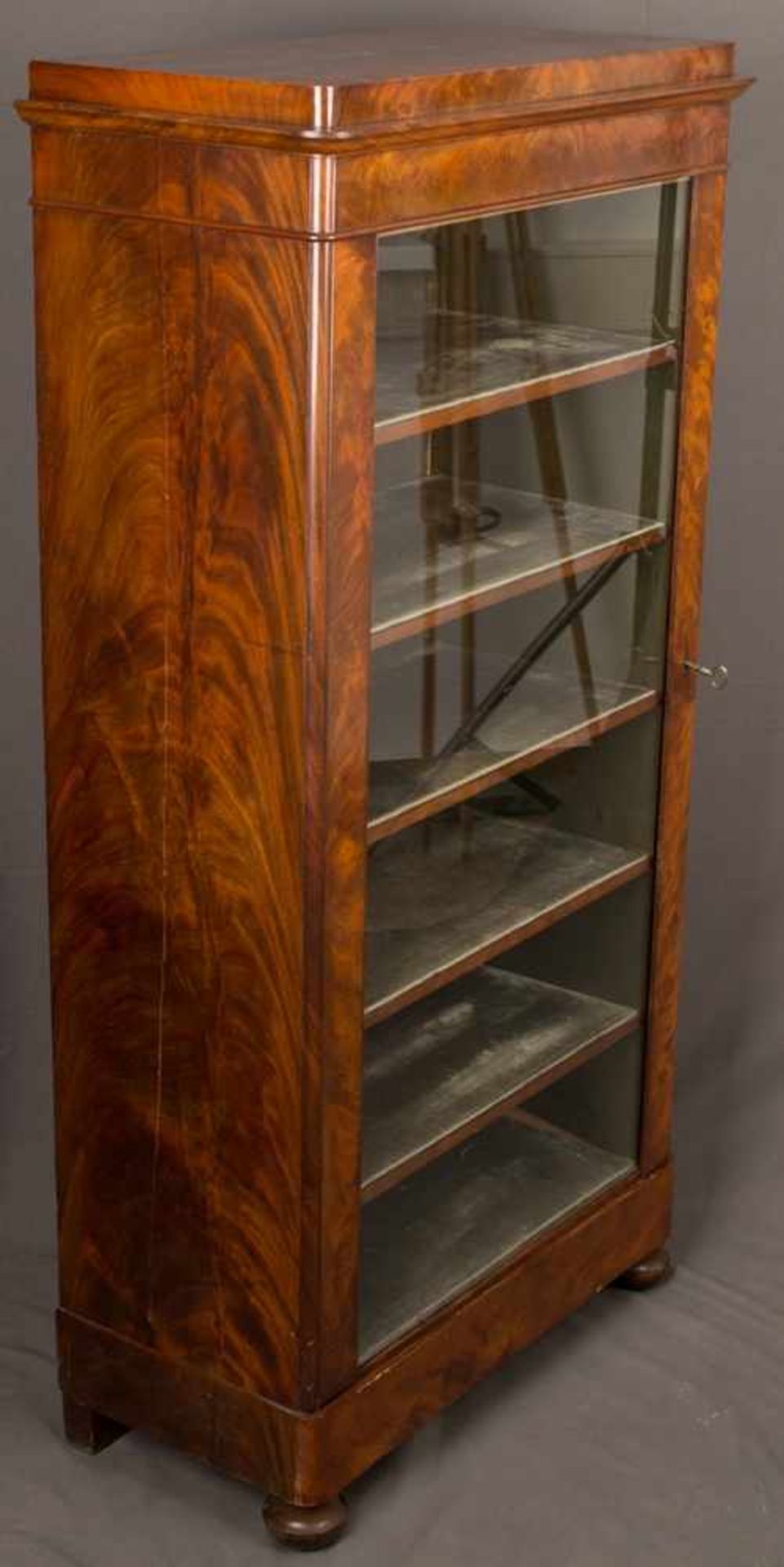 Seltenes Regal/Vitrine, Biedermeier deutsch um 1840/50, Eichenholzkorpus mit ausgesuchtem - Bild 4 aus 13