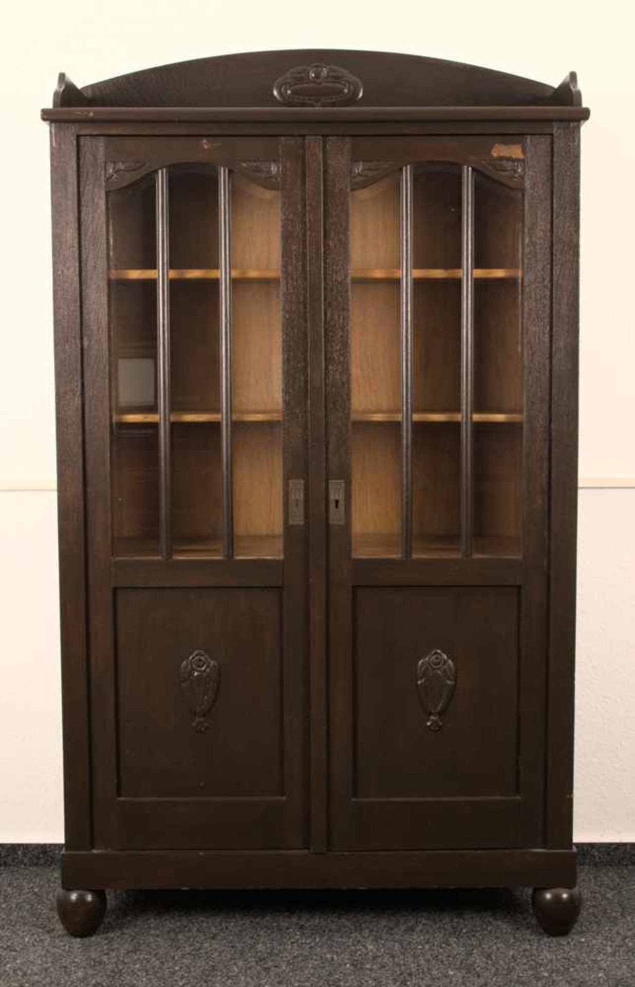 Zweitüriger Bücherschrank, Deutschland der 1920er/30er Jahre, Eiche, ältere Restauration, Oberfläche - Bild 2 aus 15