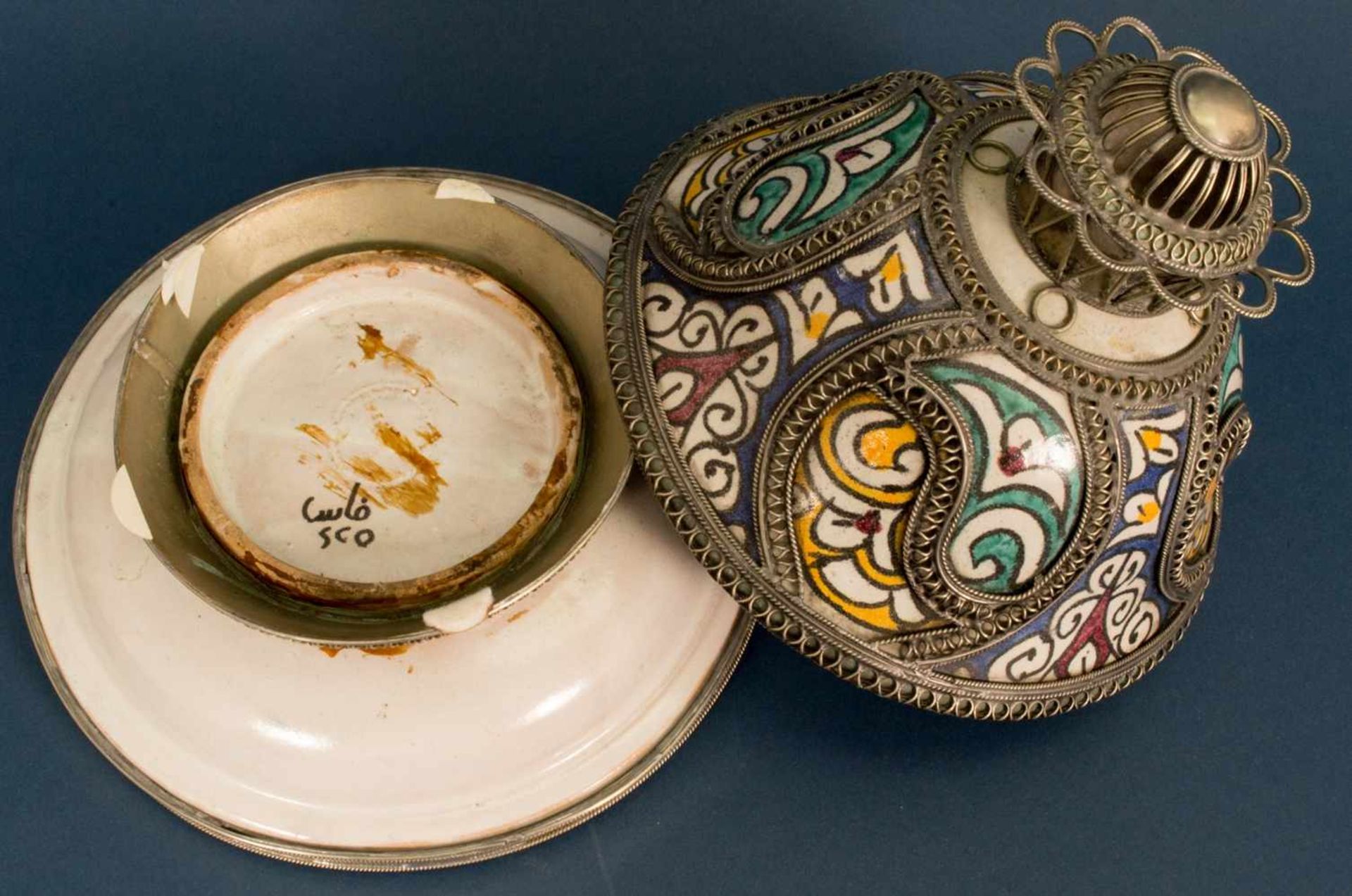 Orientalisches Deckelgefäß, polychrom staffierte, glasierte Keramik mit aufwändig gestaltetem, - Bild 9 aus 16